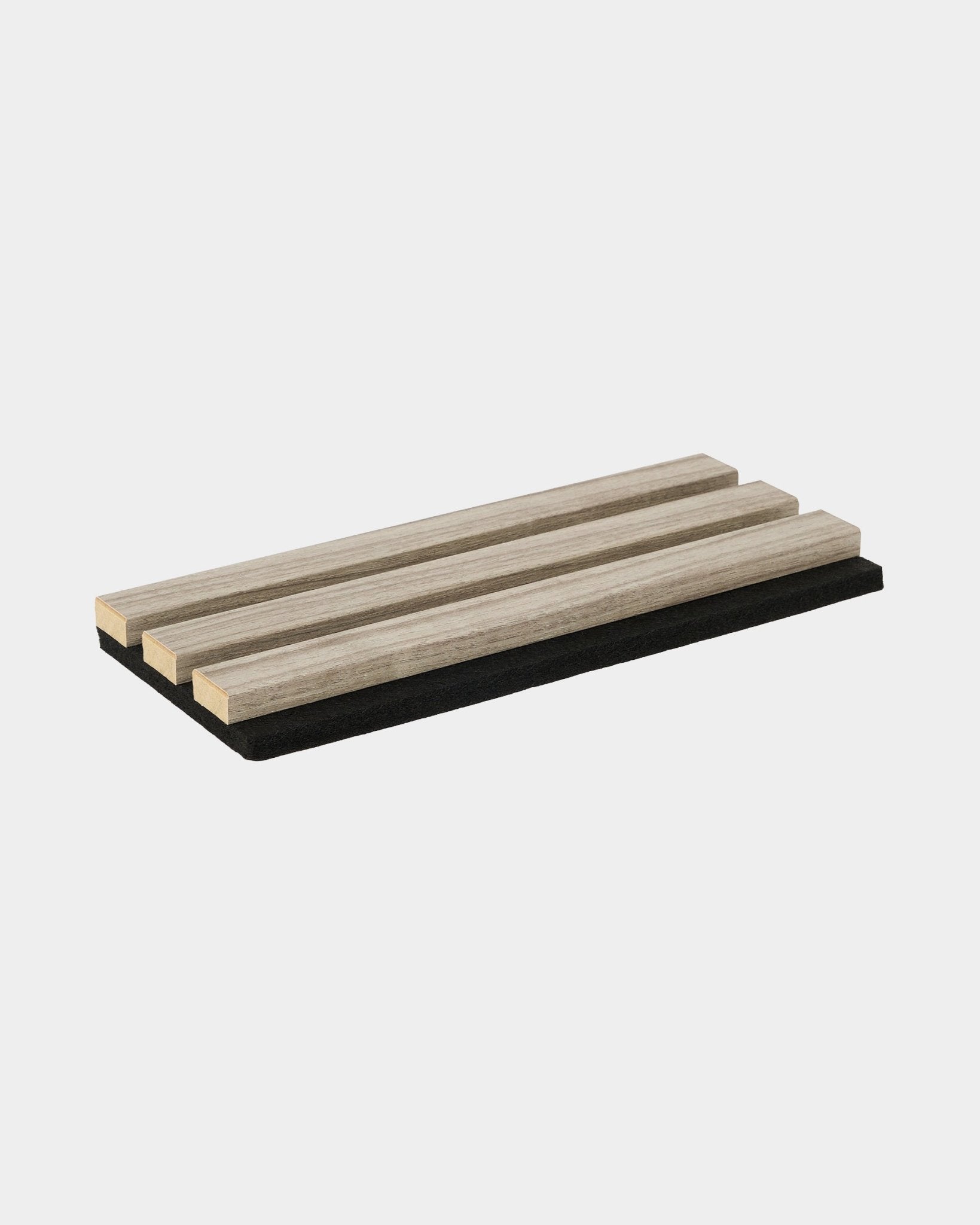 Échantillon de dessous-de-plat WoodUpp Essential en chêne vieilli, avec trois lattes en chêne sur une base black, conçu pour protéger les surfaces de cuisine et s’intégrer naturellement dans un intérieur nordique.