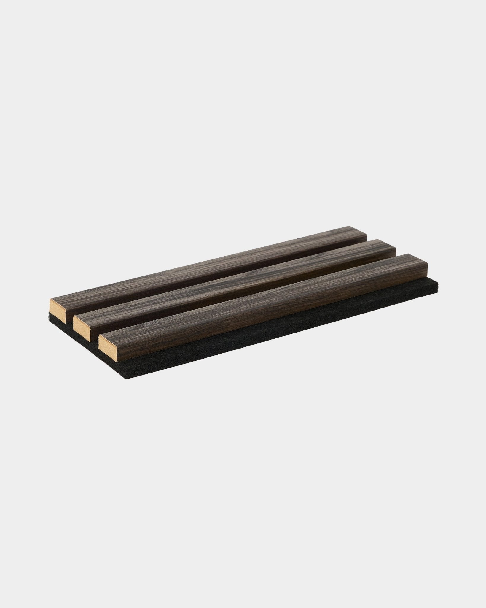 Échantillon WoodUpp Essential en Black Oak, un dessous-de-plat rectangulaire avec trois lattes en bois, conçu pour compléter les collections de panneaux acoustiques en bois au style nordique.