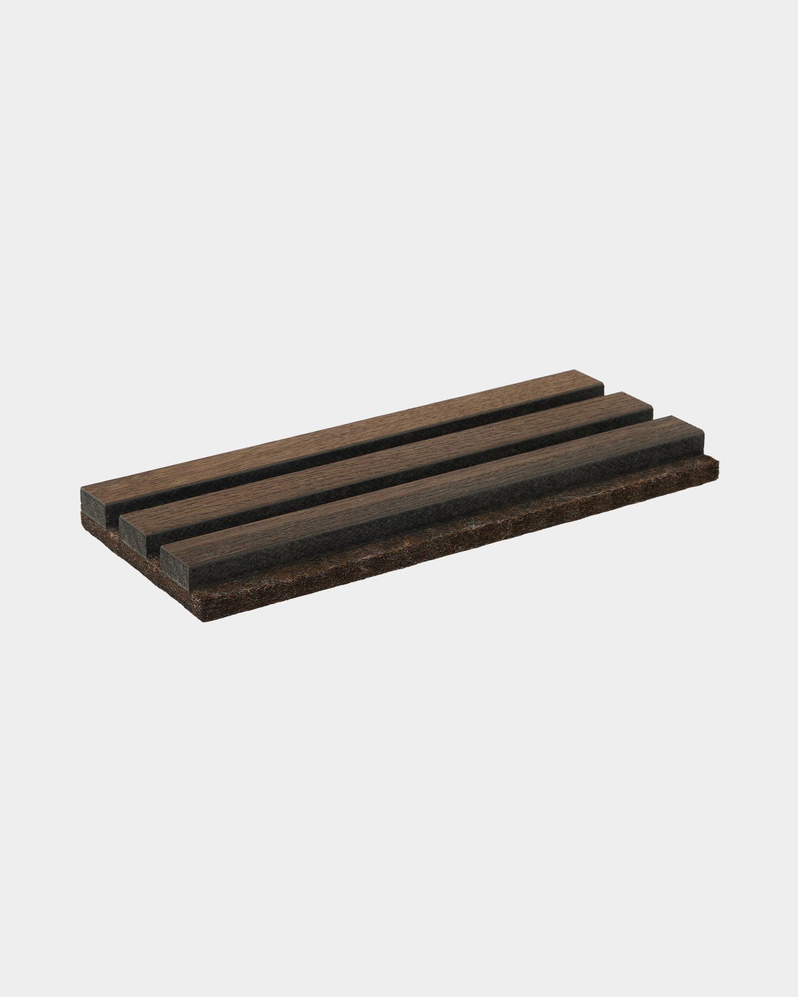 Porte-savon Tonal WoodUpp en smoked oak, fabriqué en natural wood, avec trois rainures parallèles ; un accessoire conçu pour compléter les collections Akupanel.