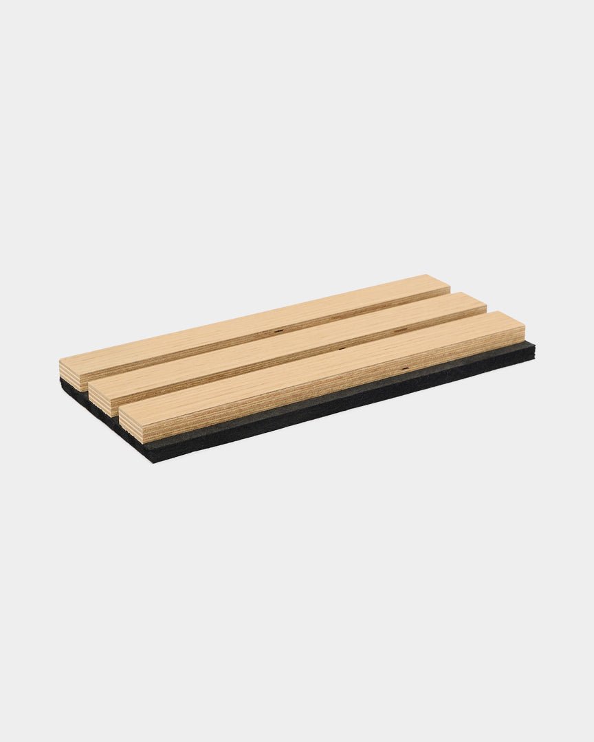Trois panneaux acoustiques WoodUpp Akupanel parallèles en Natural Oak, classés au feu B,s1-d0, montés sur une base black, présentés sur fond blanc.