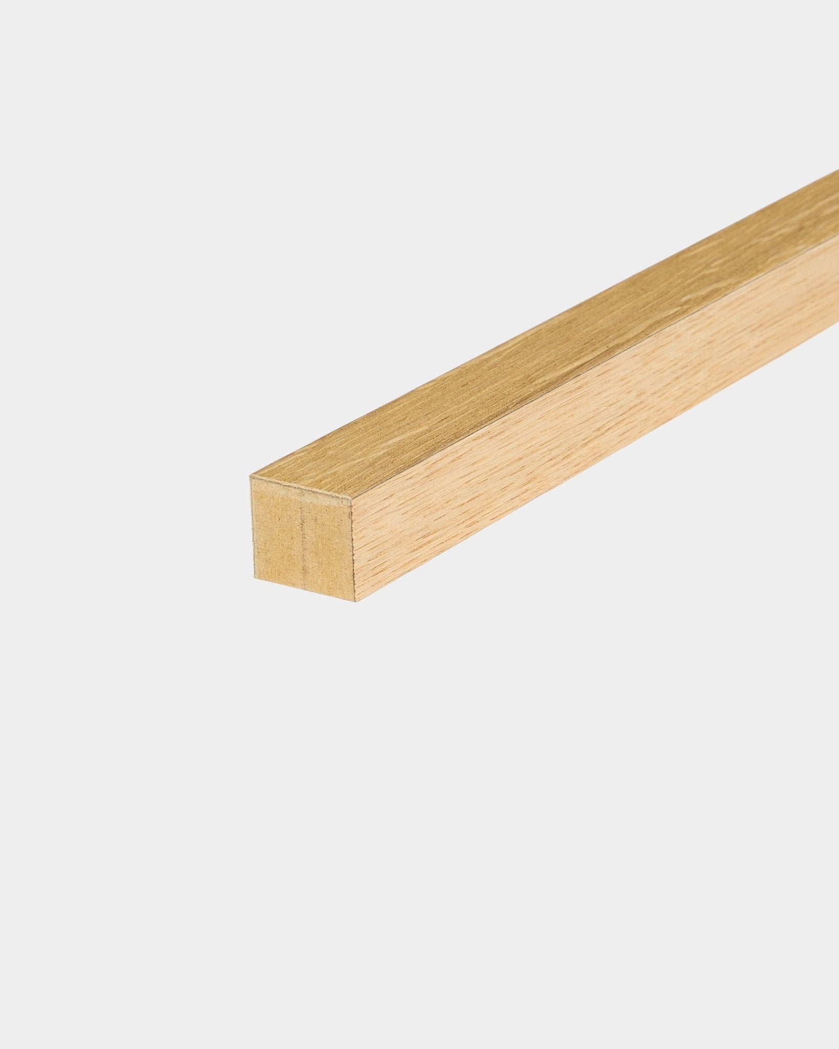 Lamelle d’extrémité WoodUpp en natural oak rustique, 2,2 cm, conçue pour une installation sur Akupanel Panneau acoustique ou cadre en MDF, présentée sur un fond blanc uni.