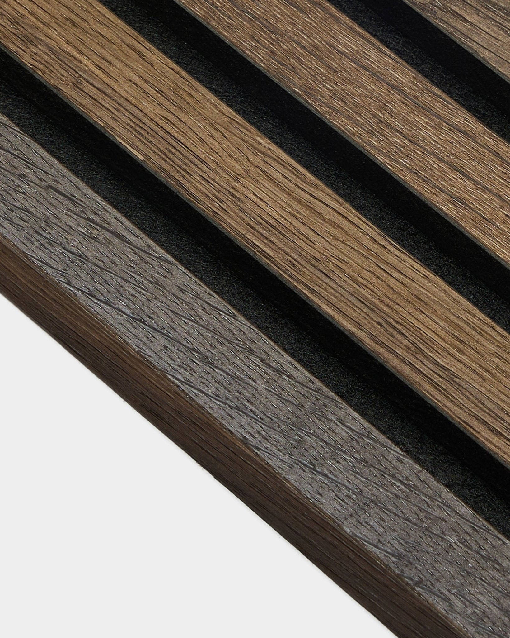 Gros plan sur une lamelle d’extrémité WoodUpp en Rustic smoked oak de 2,2 cm, mettant en valeur la texture du veinage, adaptée à une installation Akupanel Panneau acoustique.