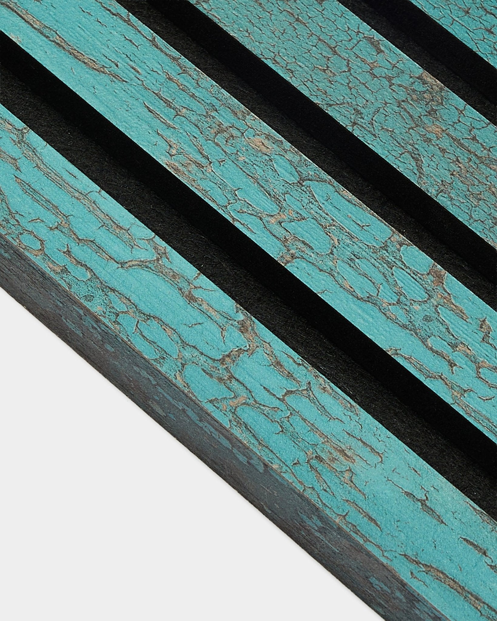 Gros plan sur la lamelle d’extrémité WoodUpp Akupanel en bleu oxyde, 2,2 cm Panneau acoustique, avec une texture nordique patinée et des rainures diagonales marquées black.