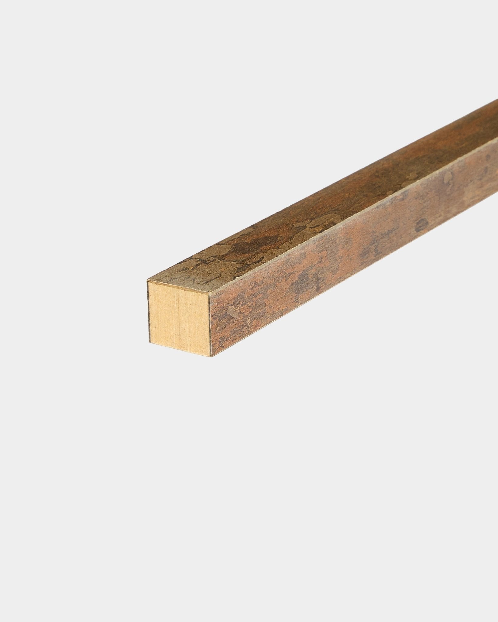 Lamelle d’extrémité WoodUpp en finition Oxide Copper, 2,2 cm, conçue pour les installations Akupanel Panneau acoustique, présentée sur un fond blanc uni.