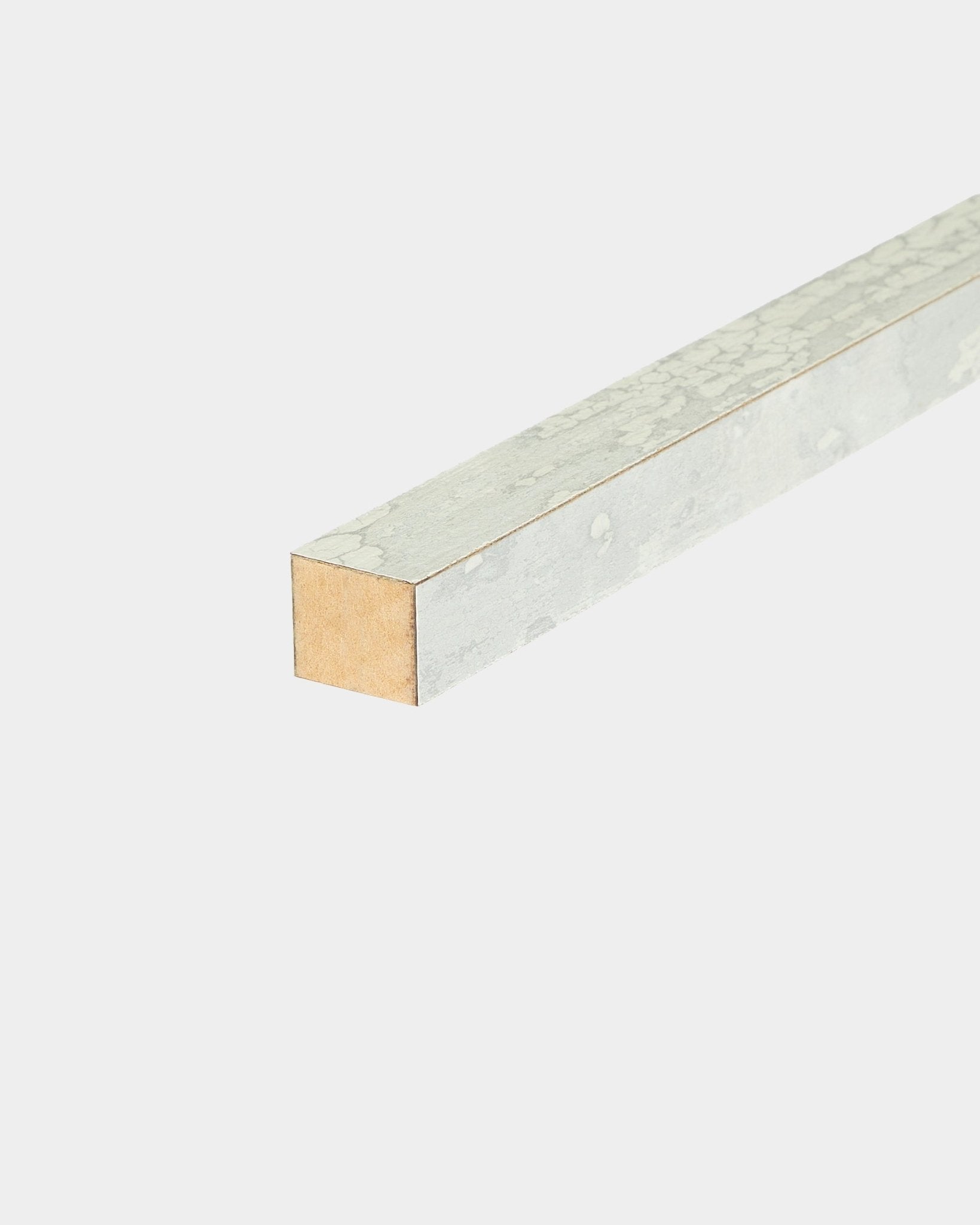 Gros plan sur la lamelle de finition WoodUpp en Oxide White, 2,2 cm, montrant le revêtement texturé sur trois côtés pour une installation sur cadre MDF avec les systèmes Panneau acoustique.