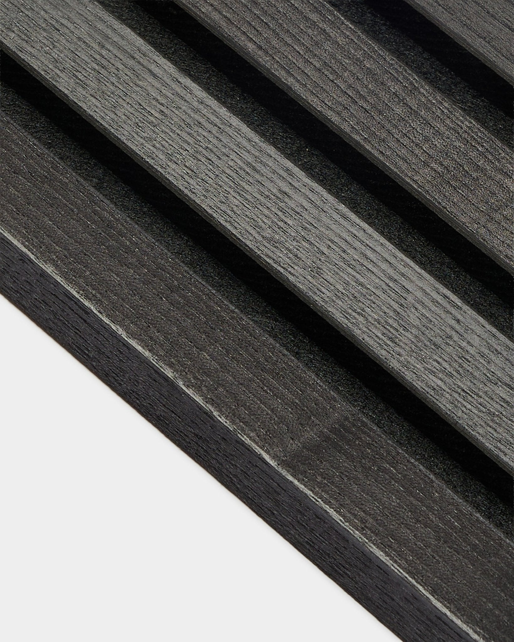 Gros plan sur la lamelle d’extrémité WoodUpp en finition Frêne Black, épaisseur 2,2 cm, conçue pour des installations Akupanel Panneau acoustique ou pour une utilisation avec un cadre en MDF.