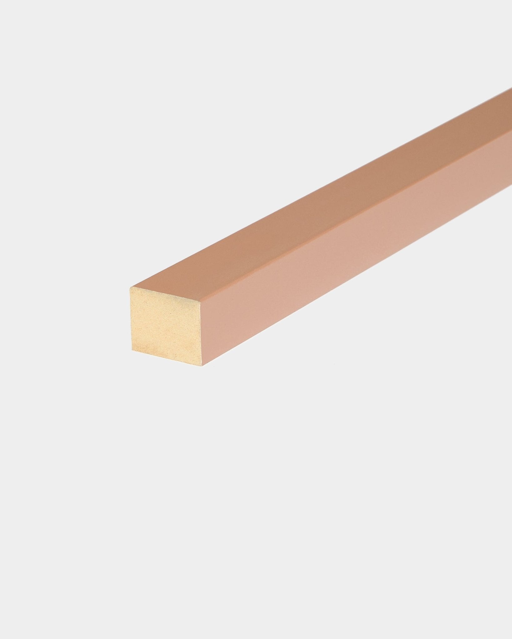 Lamelle d’extrémité WoodUpp en finition Clay, largeur 2,2 cm, à utiliser avec les panneaux acoustiques Akupanel ou pour construire des cadres en MDF ; fait partie de la gamme Nordic Acoustic Wood.