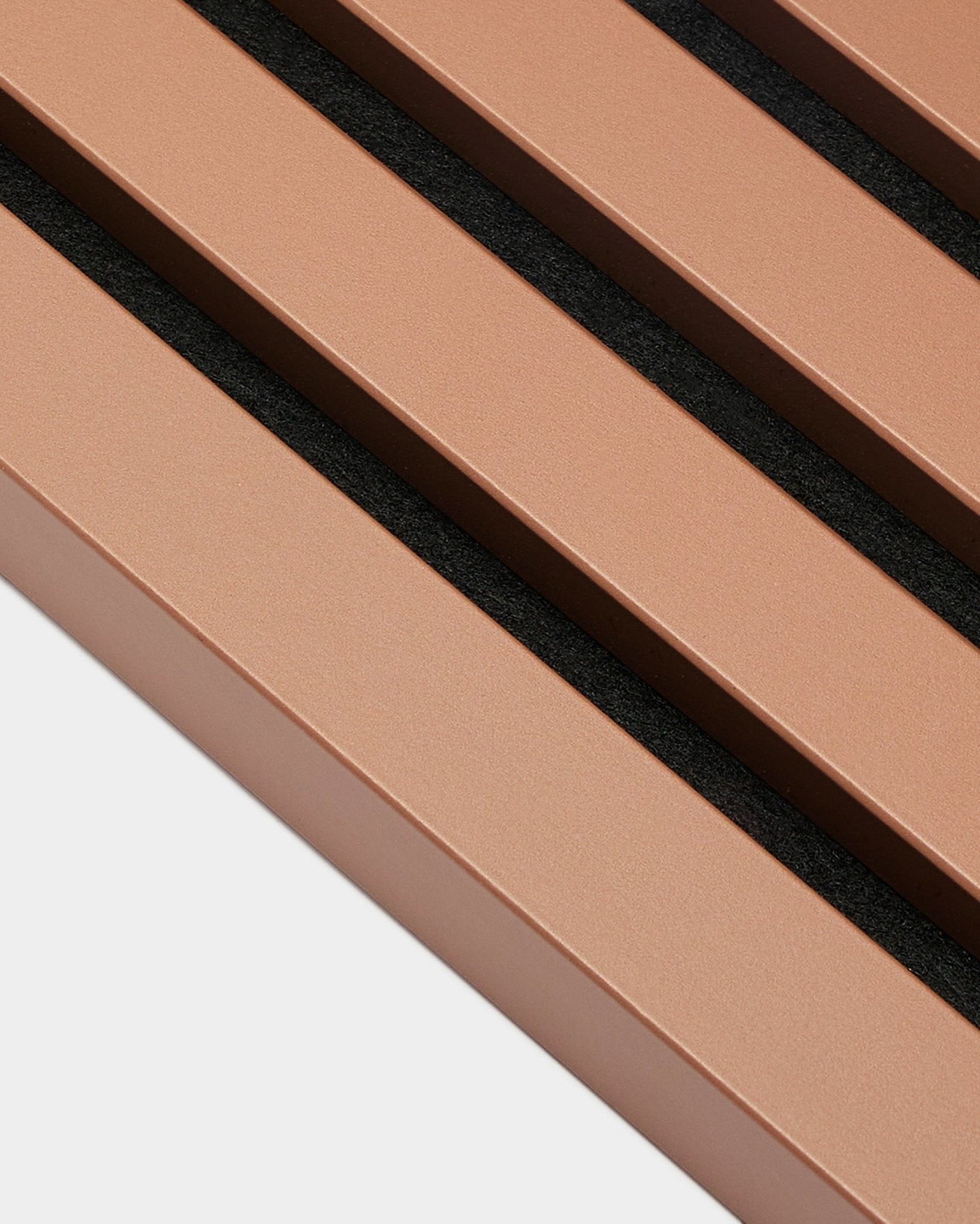 Lamelle d’extrémité WoodUpp Akupanel en Clay, épaisseur 2,2 cm, avec lattes métalliques bronze et espaces black, conçue pour une installation murale Panneau acoustique ou Akupanel.
