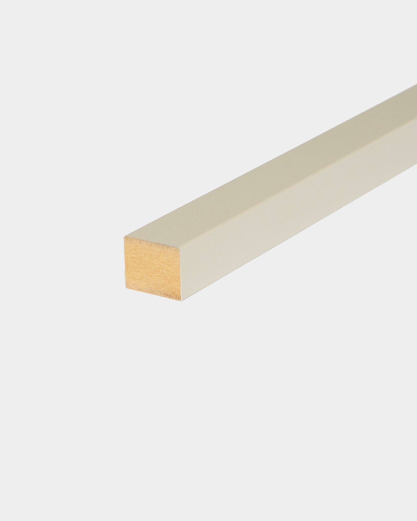 Lamelle de finition WoodUpp finition Stone, 2,2 cm, accessoire Panneau acoustique pour cadre MDF ou murs à panneaux, présentée sur un fond blanc uni.