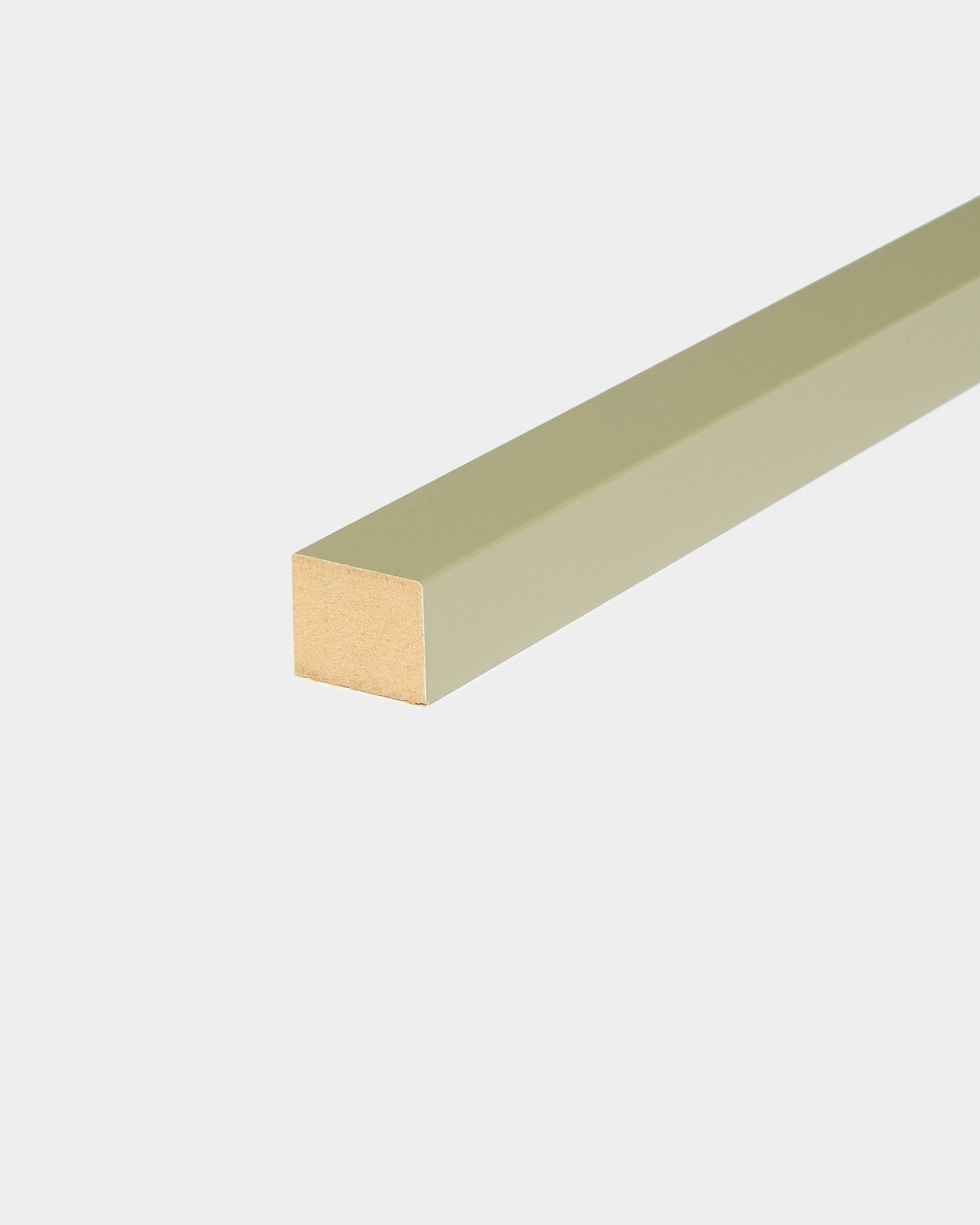 WoodUpp End Lamella en Moss, 2,2 cm : long tourillon avec finition verte et extrémités en bois apparent, conçu pour une installation sur Akupanel Panneau acoustique ou cadre MDF.