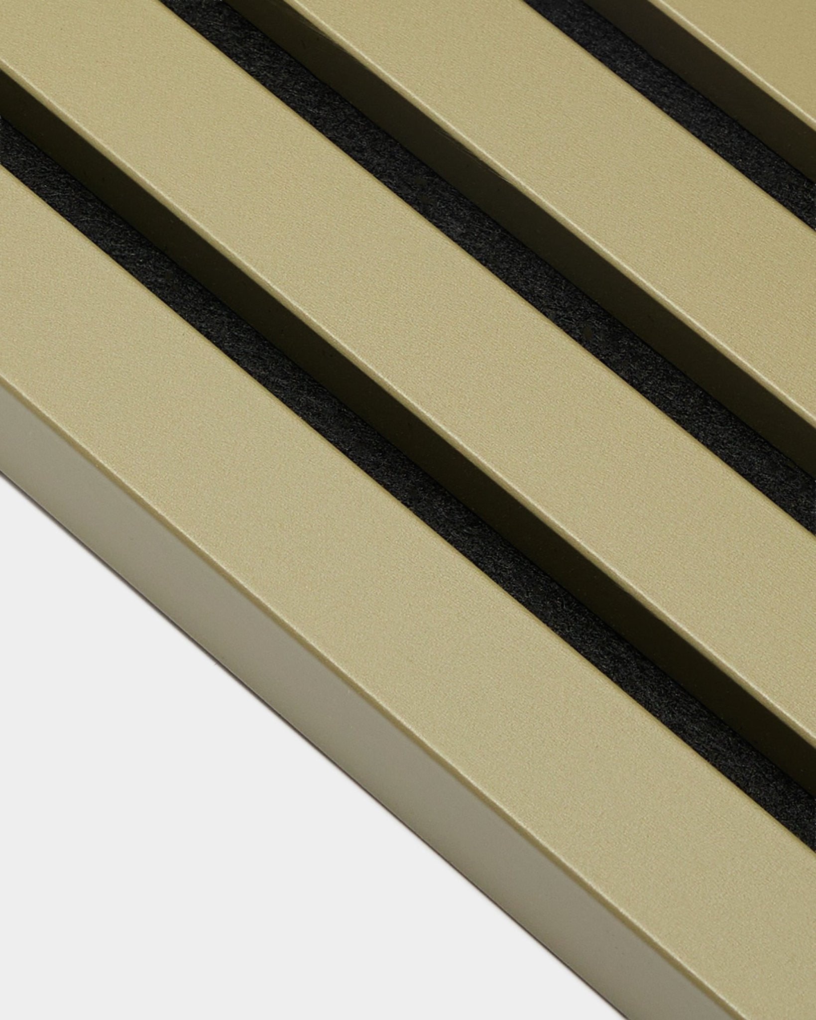 Gros plan sur WoodUpp Akupanel End Lamella en Moss, 2,2 cm : Panneau acoustique métallique doré avec trois rainures diagonales parallèles black.