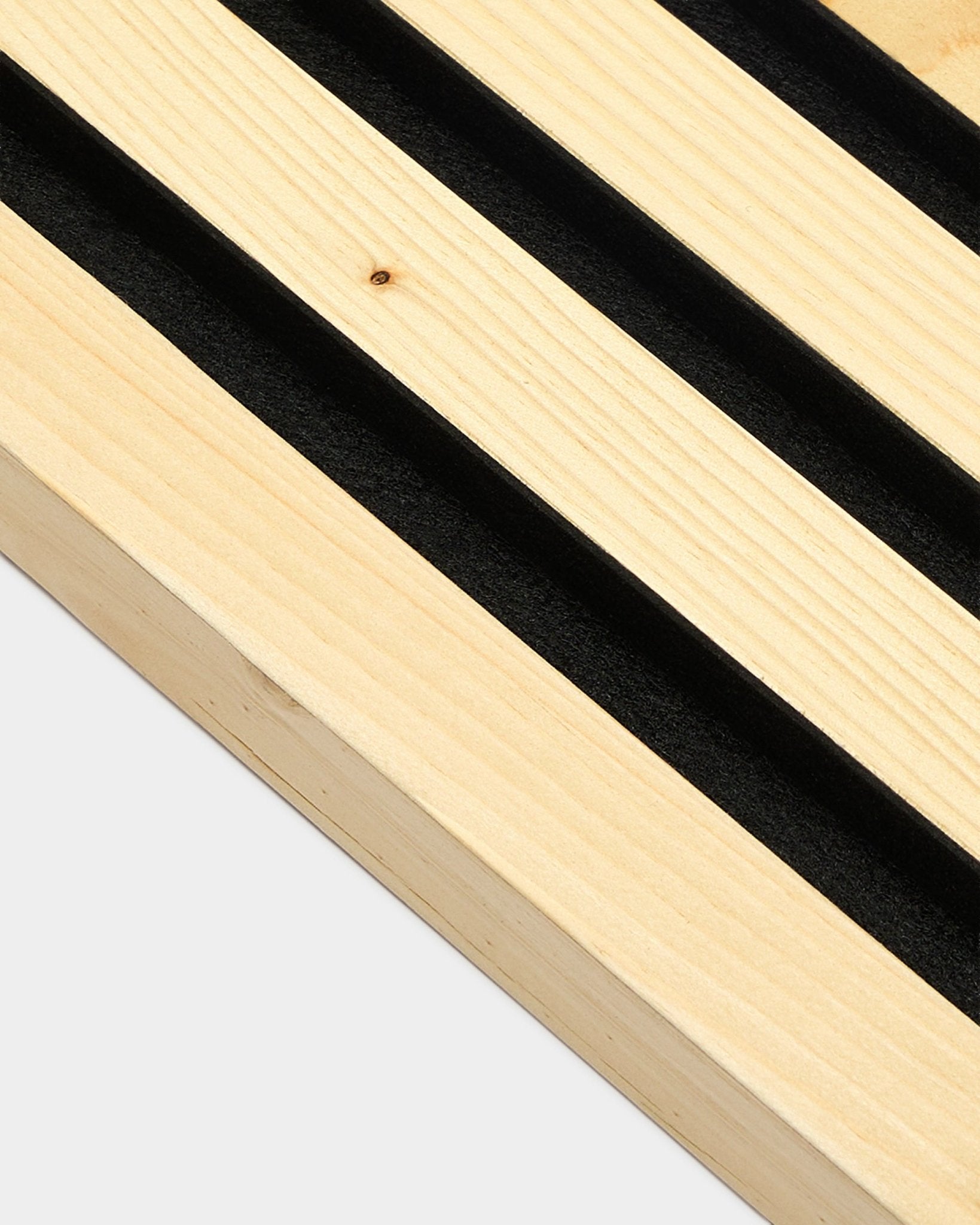 WoodUpp Alp Panneau acoustique (2,2 cm) avec des rainures parallèles en feutre black et un cadre en MDF, présentée sur un fond blanc uni. Design minimaliste nordique.