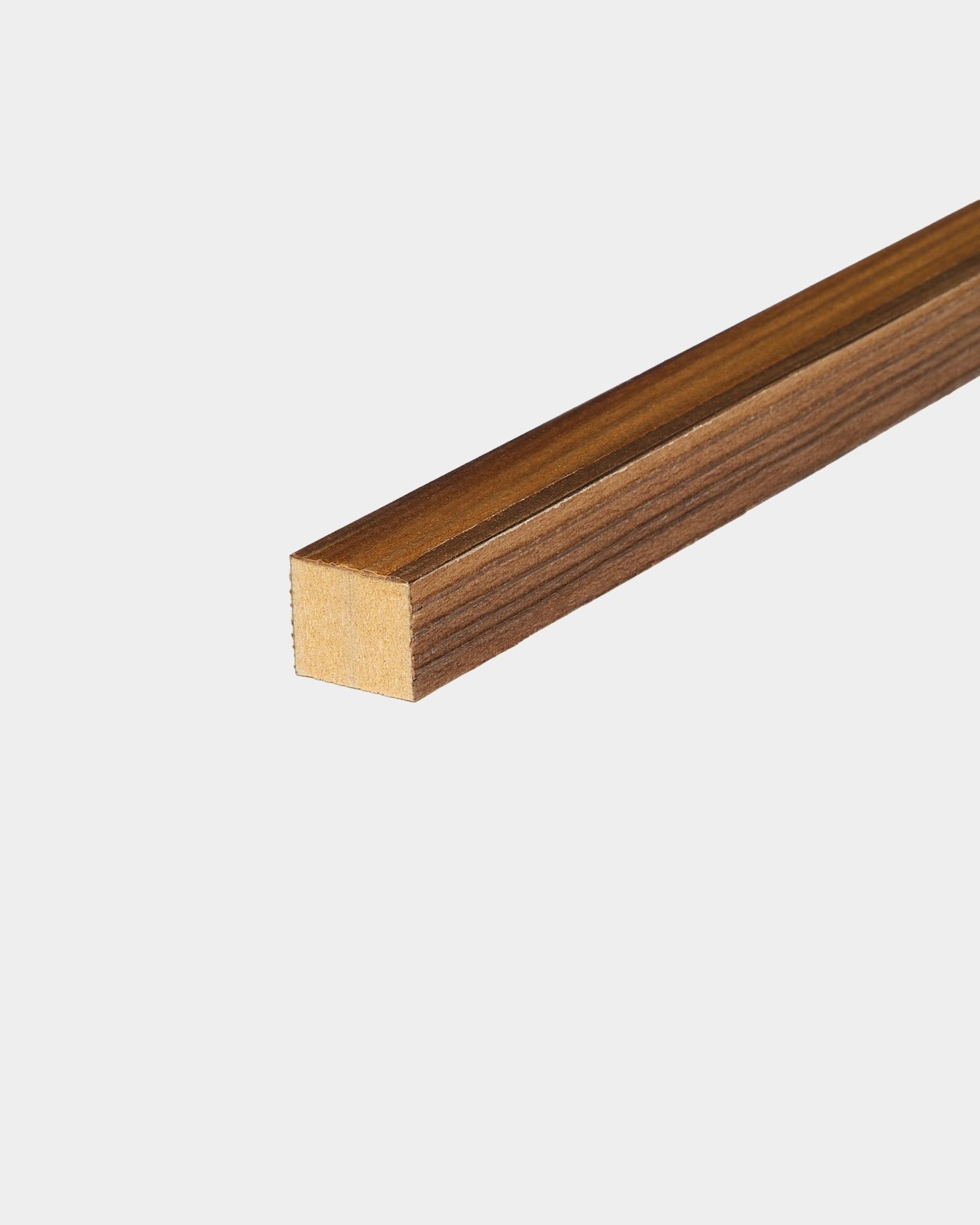 Lamelle d’extrémité WoodUpp en mélèze fumé rustique, épaisseur 2,2 cm, conçue comme accessoire pour les panneaux acoustiques Akupanel, présentée sur un fond blanc uni.