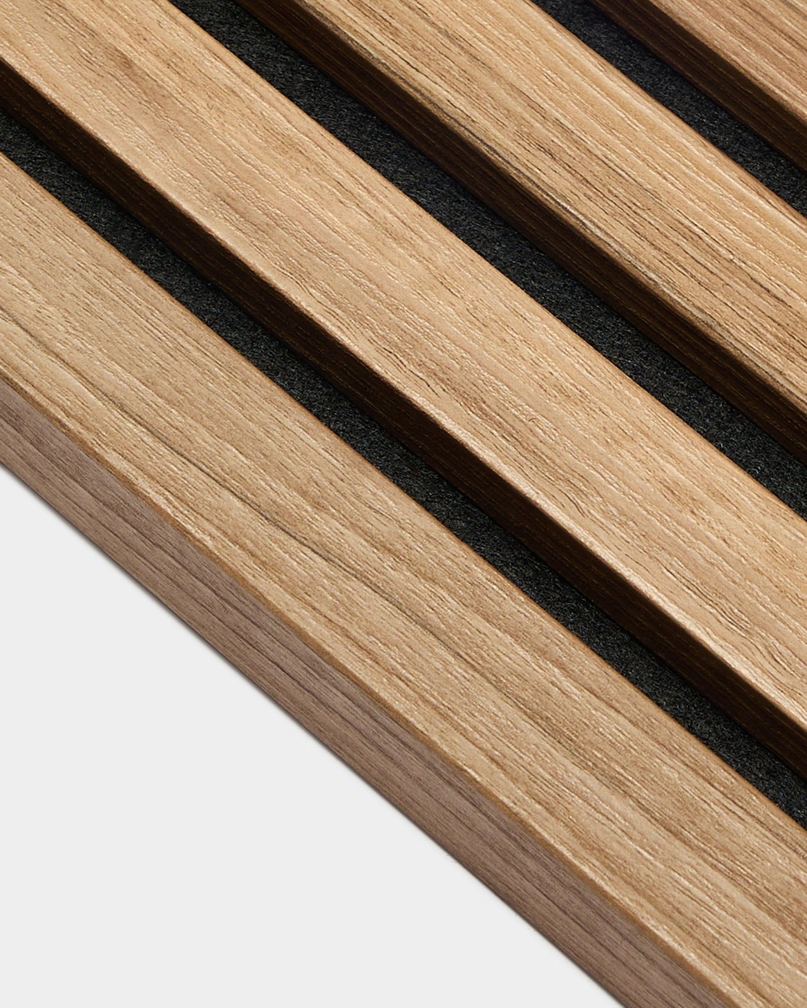 Gros plan sur la WoodUpp End Lamella en noyer anglais, épaisseur de 2,2 cm, conçue pour les installations Akupanel Panneau acoustique ou comme élément de mur d’accent.
