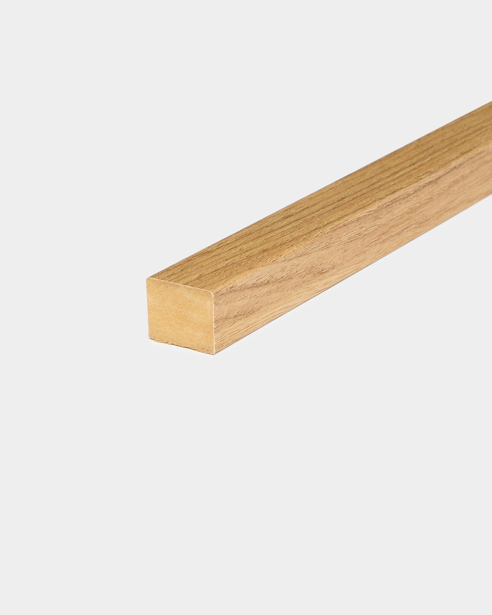 Lamelle d’extrémité en chêne anglais à finition lisse, épaisseur 2,2 cm, conçue comme accessoire de pose pour les panneaux acoustiques en bois WoodUpp Akupanel et les murs de panneaux.