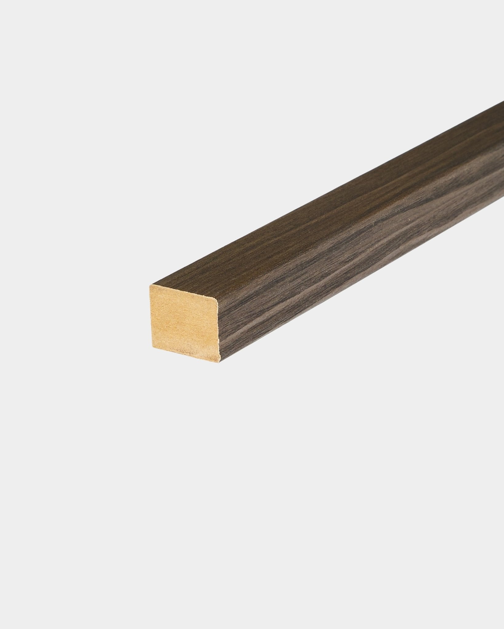 Lamelle d’extrémité WoodUpp en Black Oak, 2,2 cm, conçue pour la finition des bords de Akupanel Panneau acoustique ou des accents de cadre en MDF dans les intérieurs nordiques.