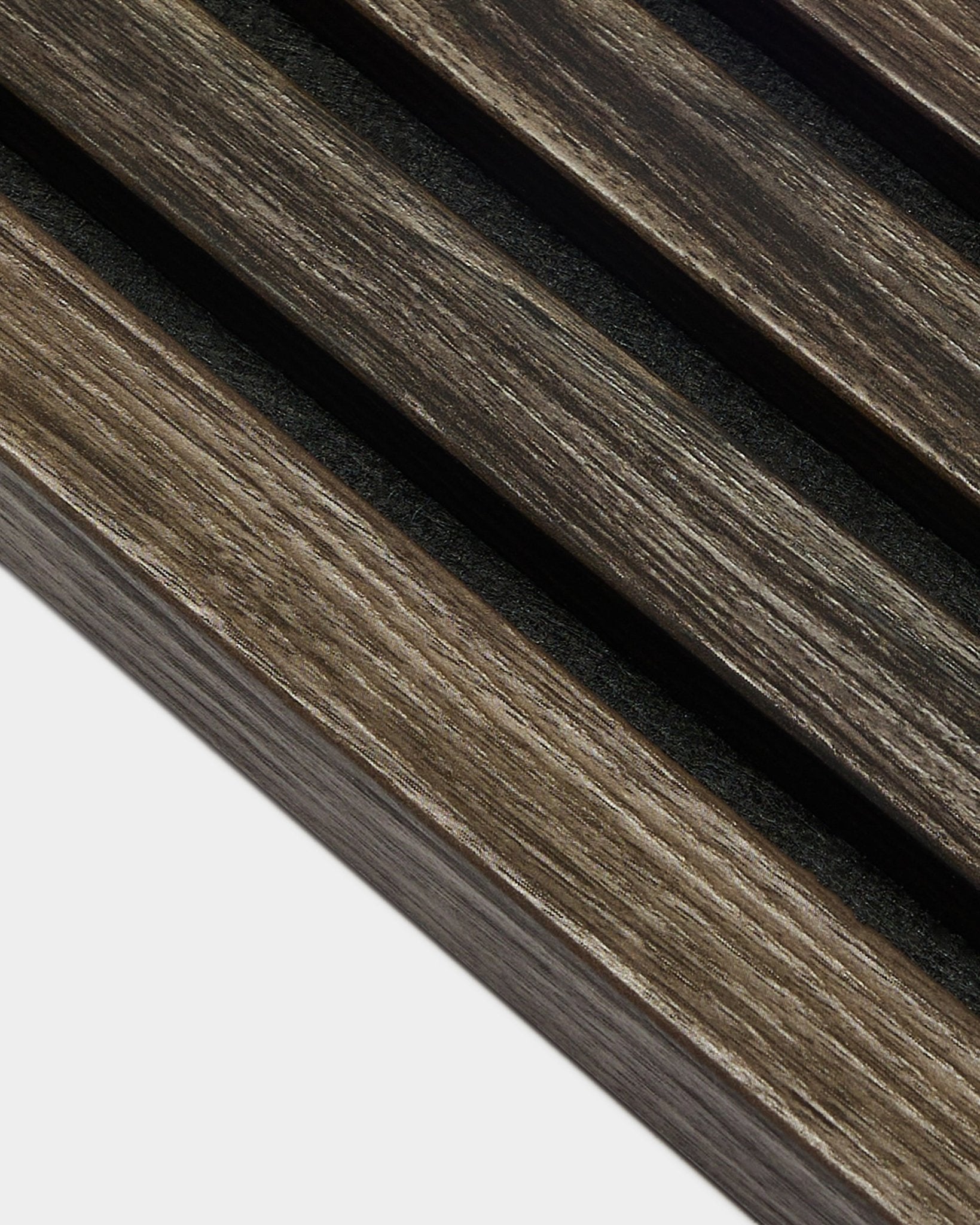 Gros plan sur des lattes Panneau acoustique en chêne foncé avec des espaces black, montrant la texture et le niveau de détail de la lamelle d’extrémité Akupanel WoodUpp, épaisseur 2,2 cm.
