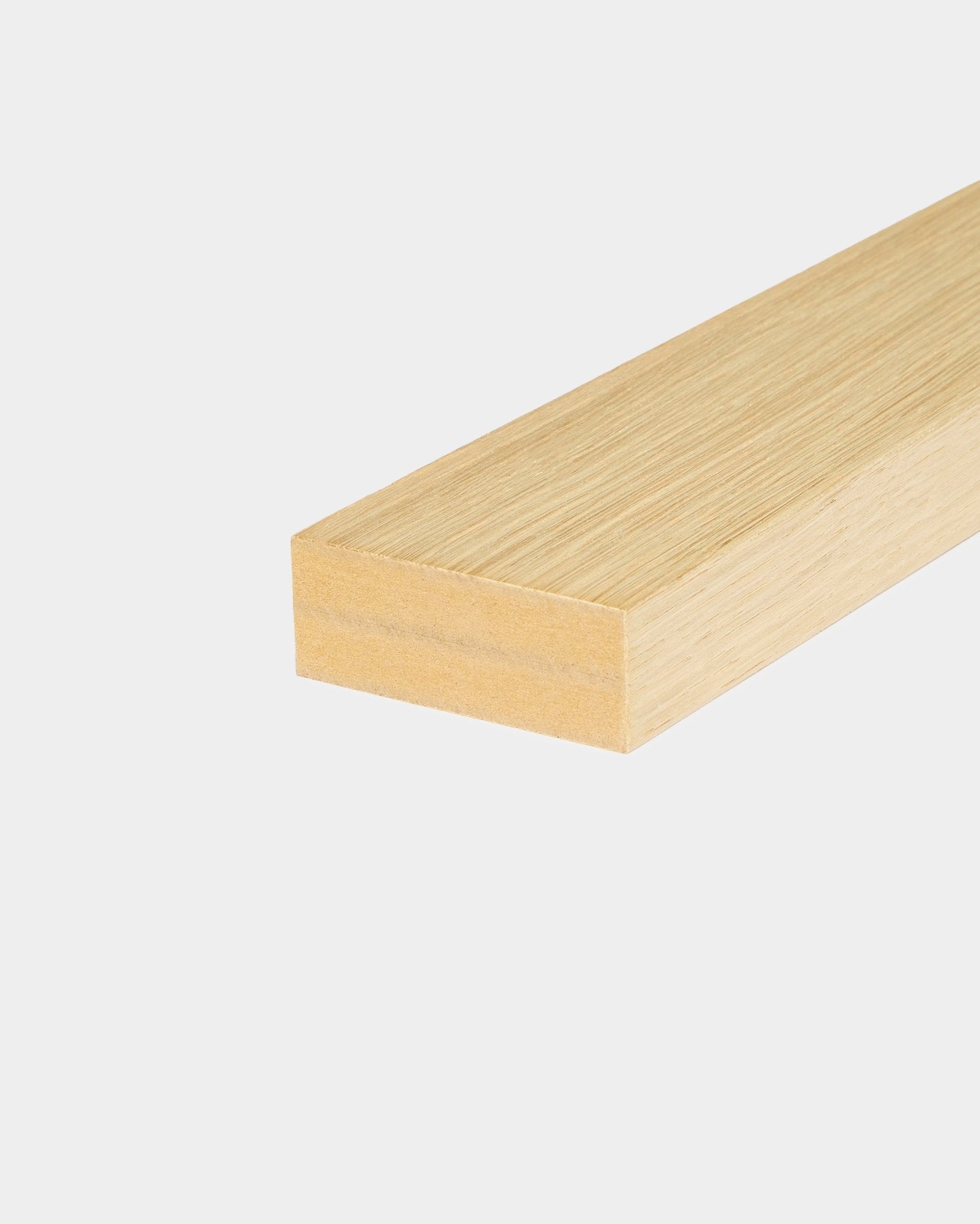 Lame d’extrémité WoodUpp End Lamella Classic Oak (6,7 cm), conçue pour les installations Akupanel Panneau acoustique, présentée sur un fond blanc uni.