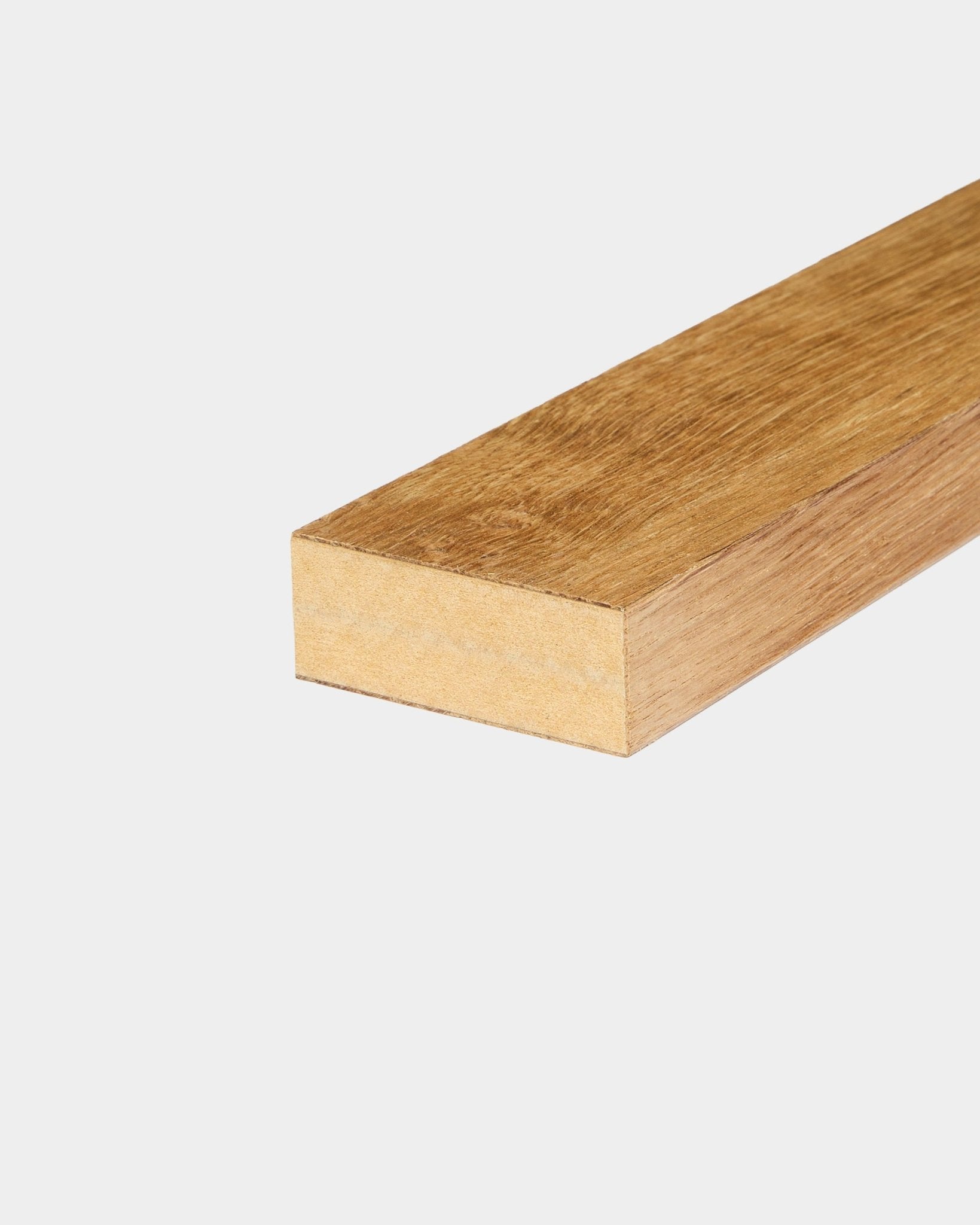 Lamelle d’extrémité WoodUpp en chêne Brown rustique, largeur 6,7 cm, conçue pour une installation sur Akupanel Panneau acoustique ou cadre MDF, présentée sur un fond blanc uni.
