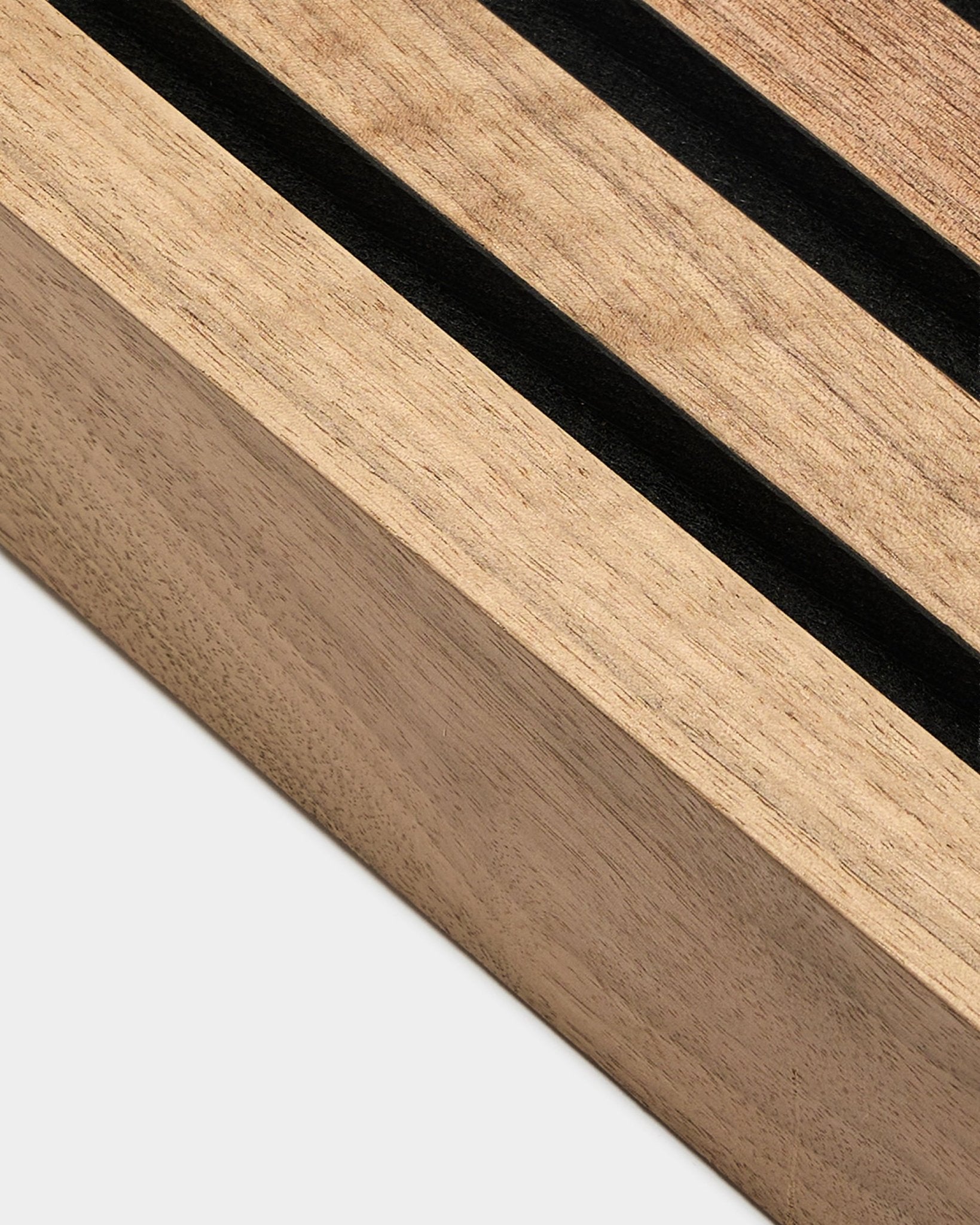 Gros plan sur la lamelle d’extrémité WoodUpp Akupanel en noyer, largeur 6,7 cm, cadre en MDF avec support en feutre acoustique black, présenté sur un fond gris clair.