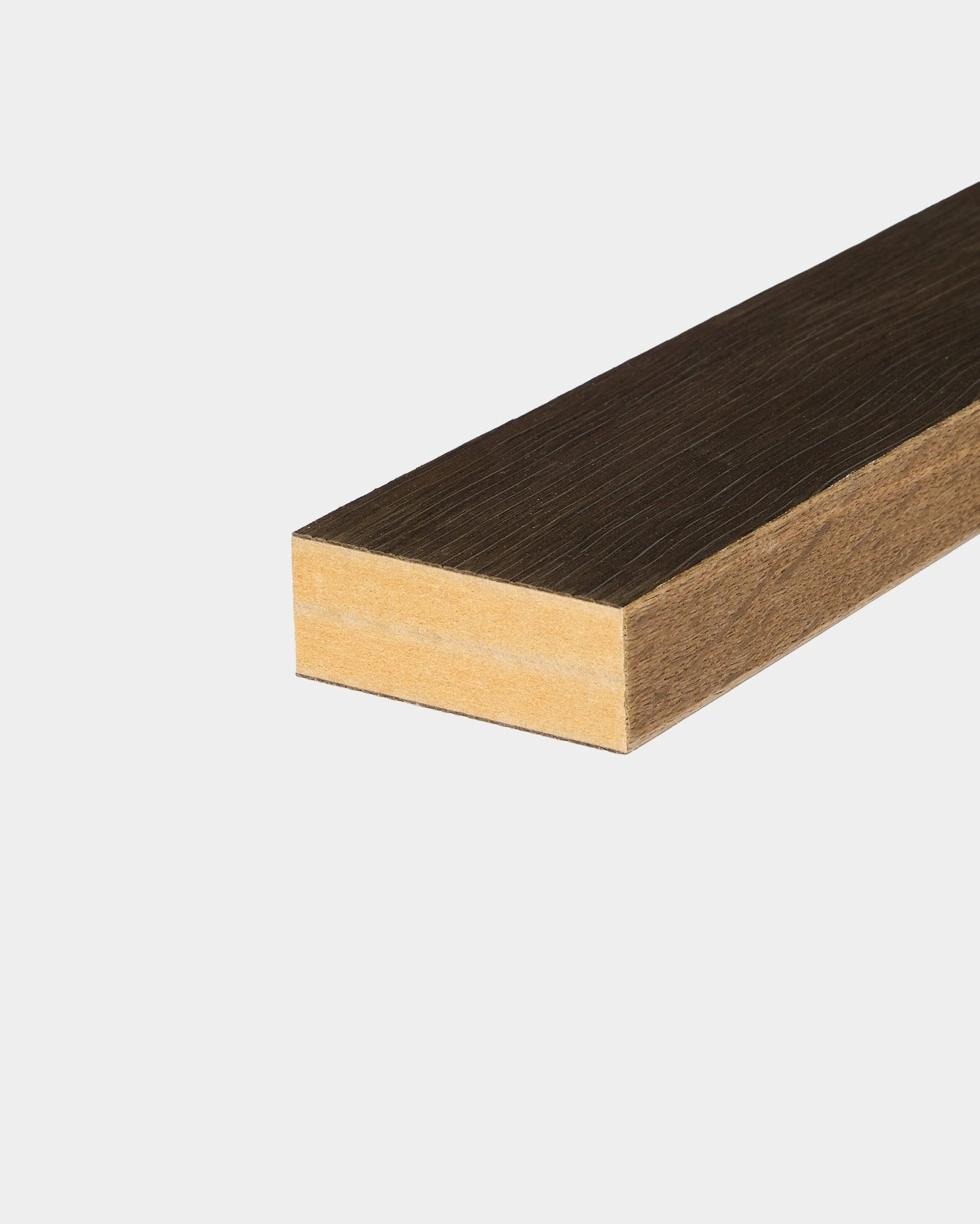 Lamelle de finition WoodUpp en Rustic Smoked Oak (6,7 cm), conçue pour les installations Nordic Akupanel Panneau acoustique, présentée sur fond blanc.