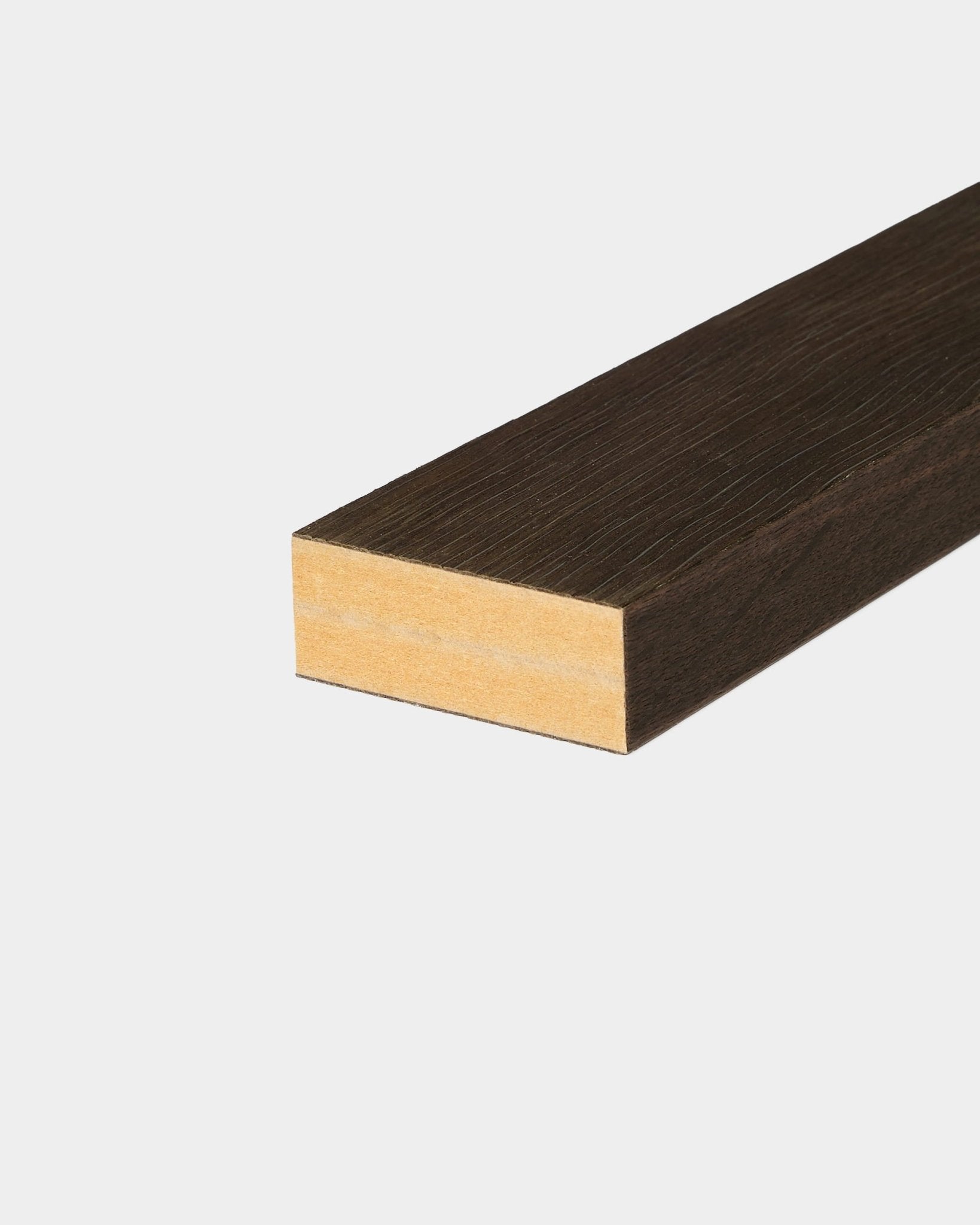WoodUpp Akupanel « end lamella » : lamelle acoustique rectangulaire en bois, avec des côtés marron foncé et une extrémité en bois naturel sur un fond blanc uni.