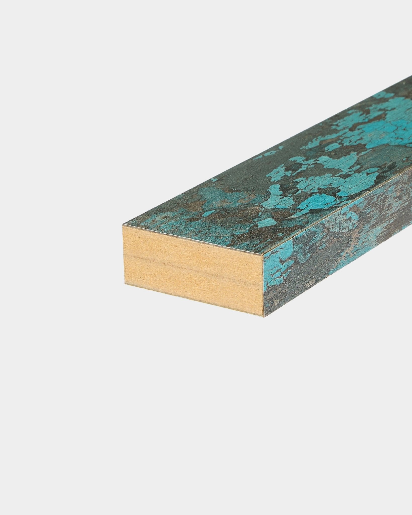Gros plan sur l’accessoire WoodUpp Akupanel : lamelle de finition en Oxide Blue, largeur 6,7 cm, conçue pour les installations Panneau acoustique ou Akupanel sur fond blanc.