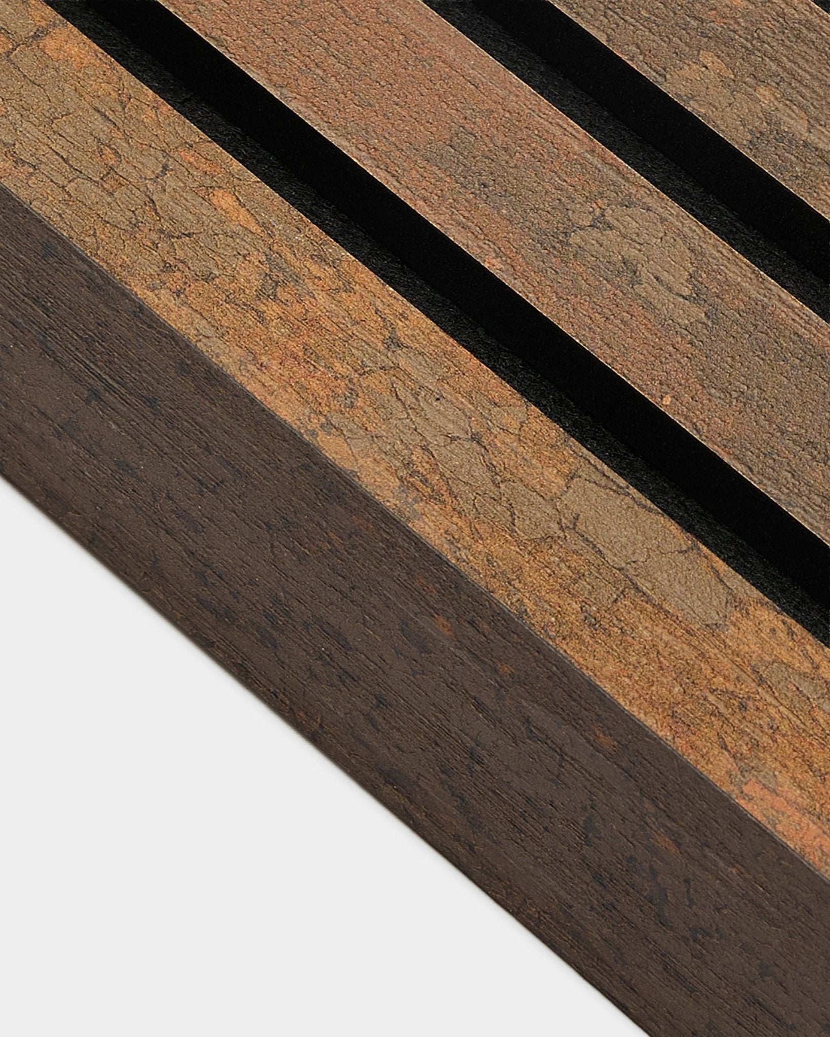 Gros plan sur la lamelle de finition WoodUpp Akupanel en Oxide Copper, 6,7 cm, avec un cadre en MDF rainuré et une surface texturée à l’aspect patiné.