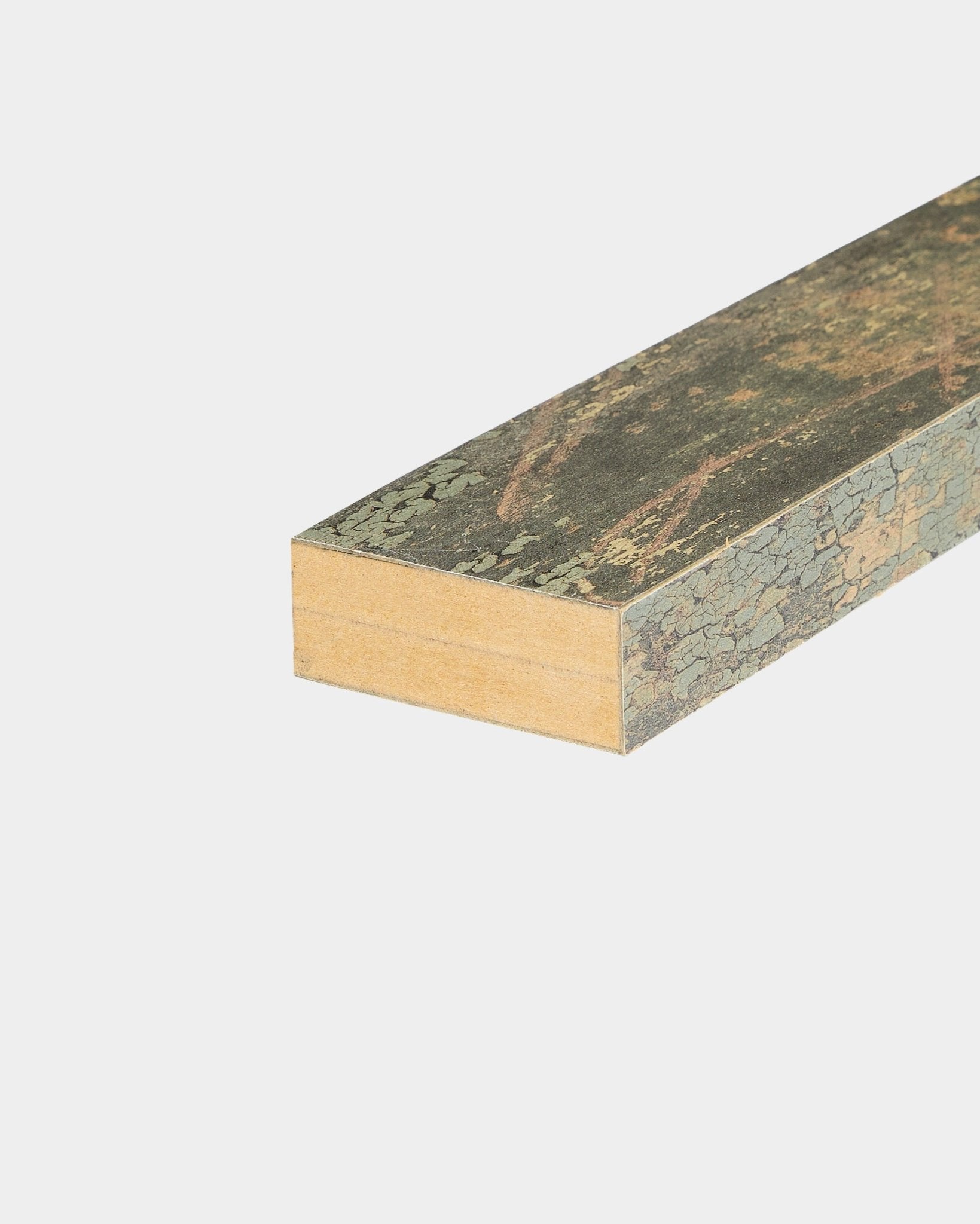 Gros plan sur la lamelle d’extrémité WoodUpp CREATE en Oxide Grey (6,7 cm), mettant en valeur sa surface Panneau acoustique texturée et stratifiée sur fond blanc.