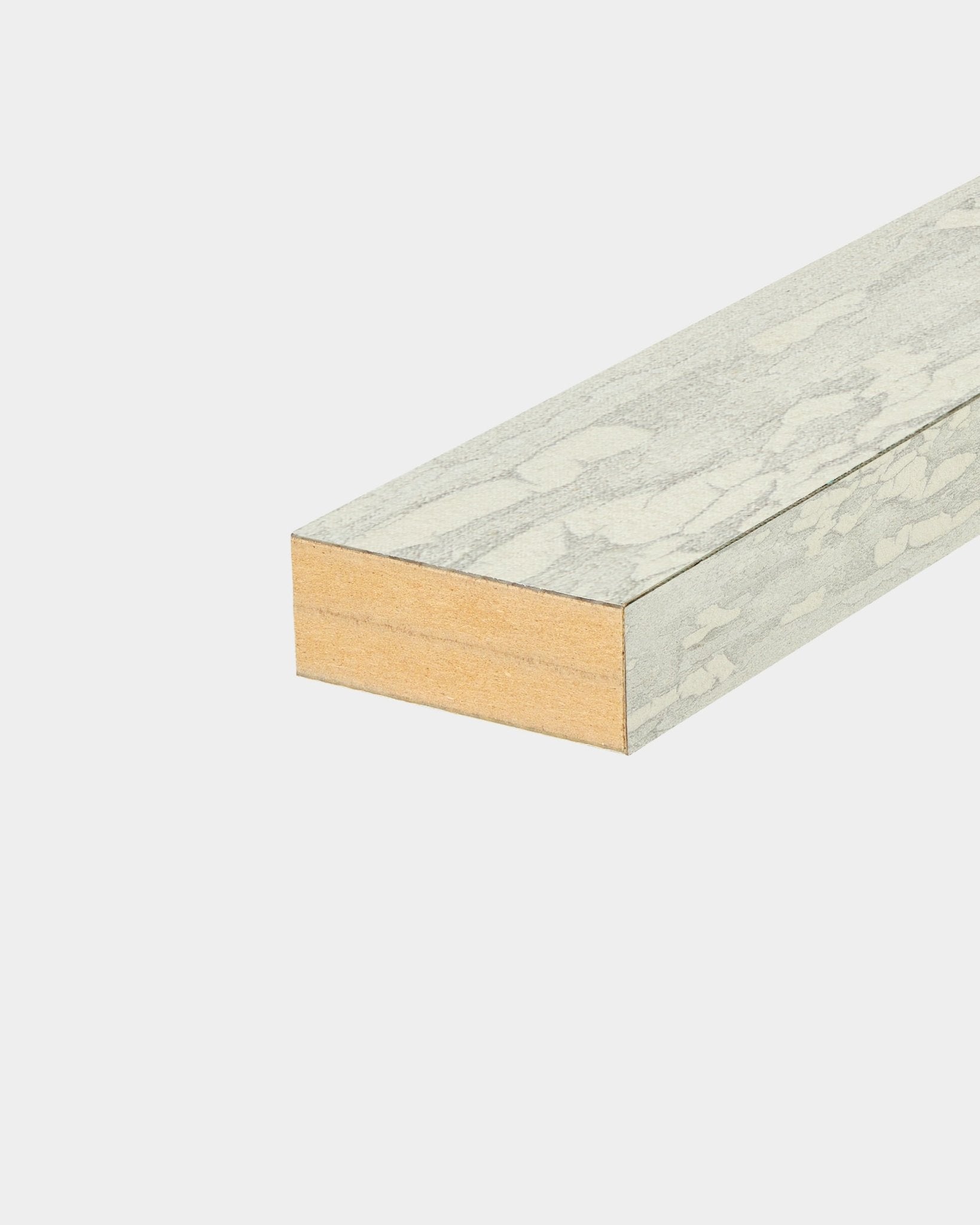 Lamelle de finition WoodUpp Akupanel en Oxide White, largeur 6,7 cm, avec une finition texturée gris pâle, conçue pour les installations Panneau acoustique ou sur panneau à lattes.
