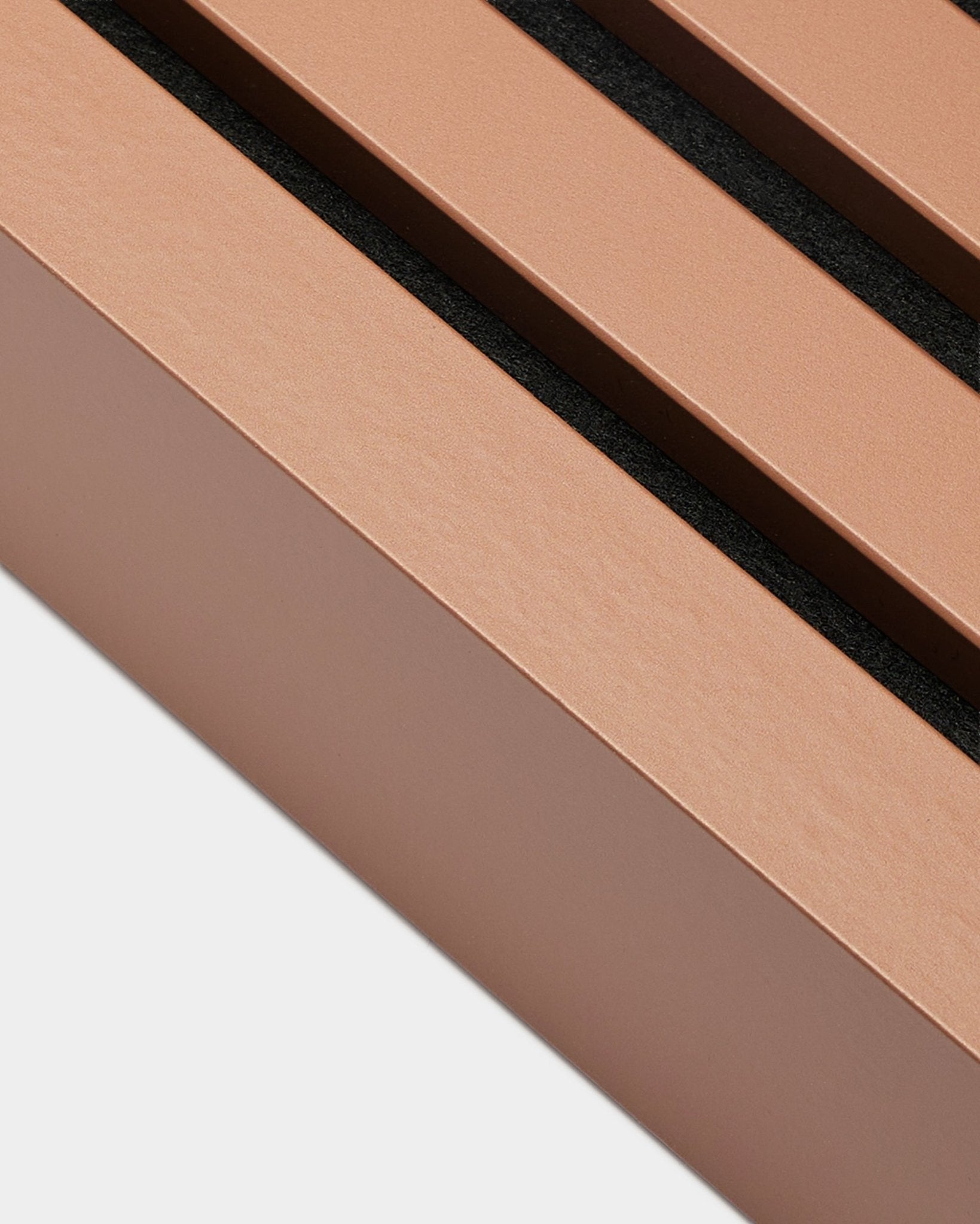 Gros plan sur la lamelle de finition d’installation WoodUpp Akupanel en Clay, 6,7 cm — Panneau acoustique brown clair avec trois fentes black, design minimaliste nordique.