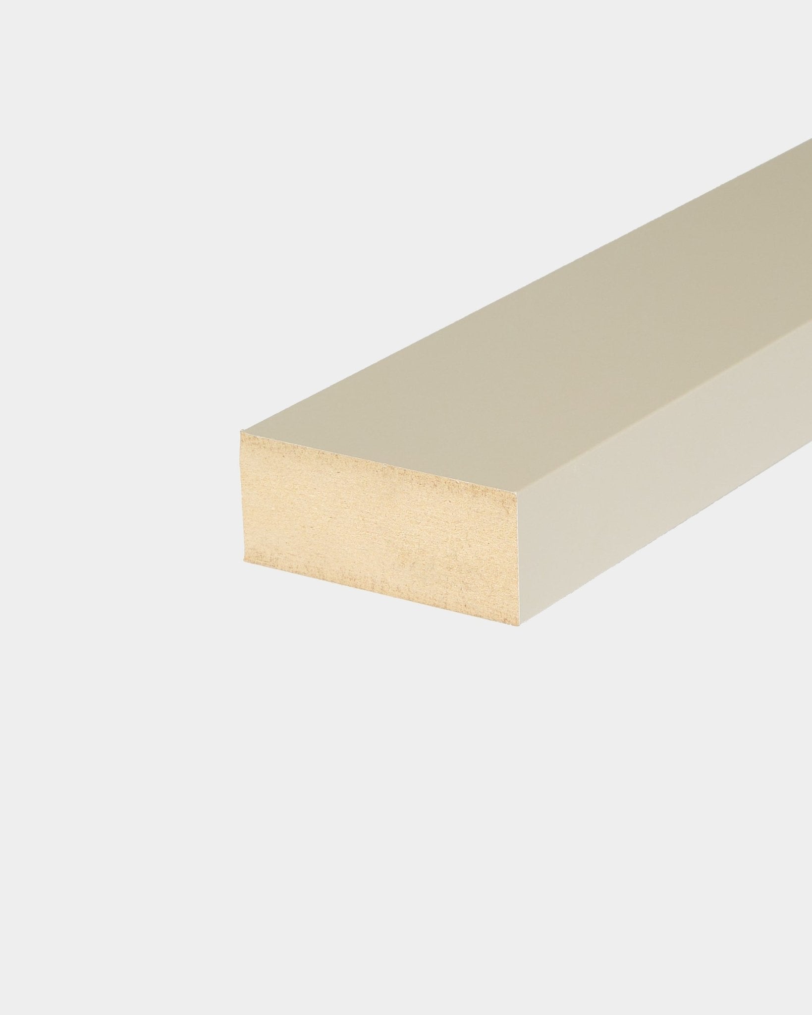 WoodUpp End lamella Stone, un panneau rectangulaire de 6,7 cm beige, conçu pour les installations de panneaux acoustiques en bois Akupanel, présenté sur fond blanc.