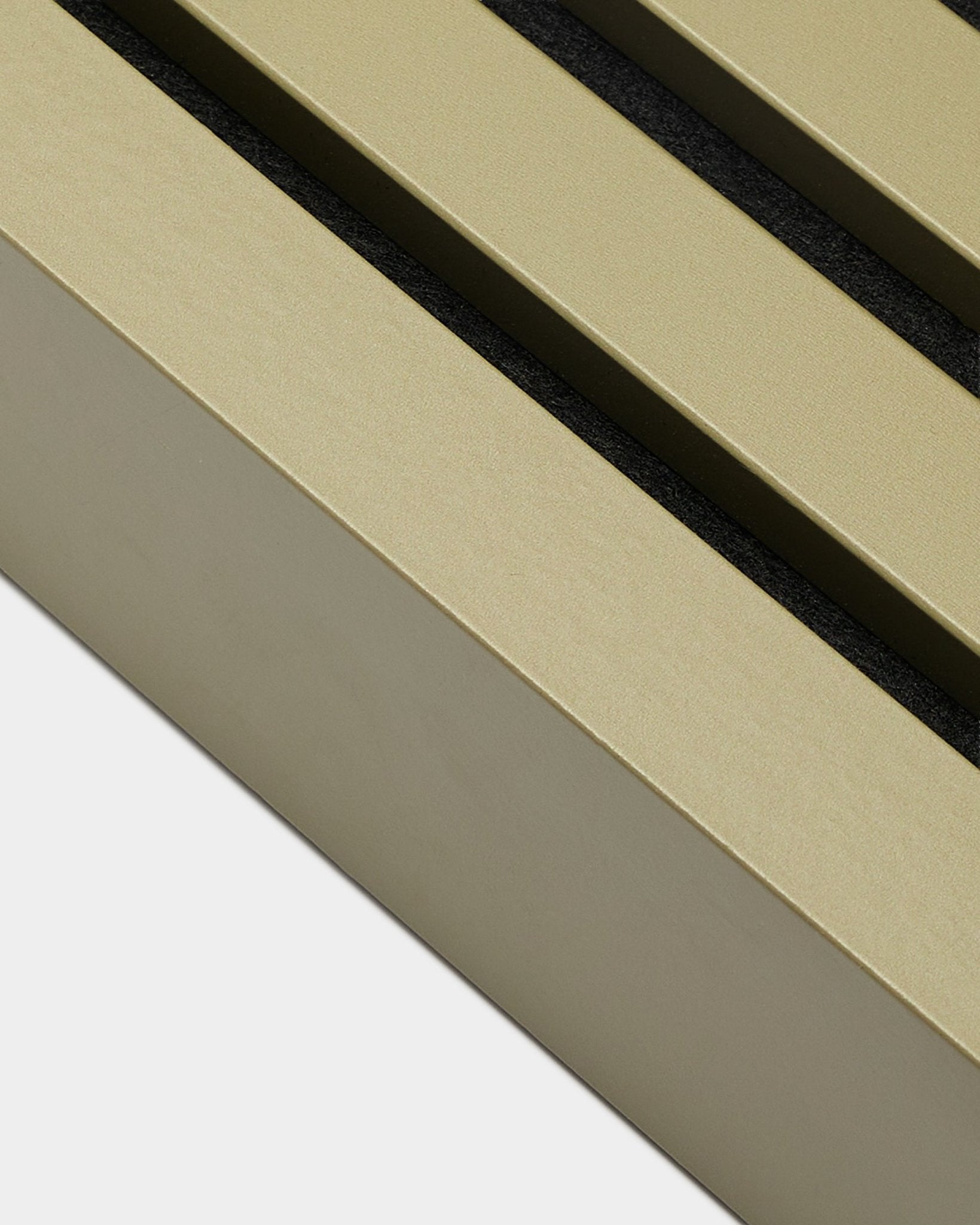 Détail du produit d’installation WoodUpp Akupanel : lamelle de finition avec finition Moss, largeur de 6,7 cm, cadre MDF beige et rainures black, sur fond blanc.