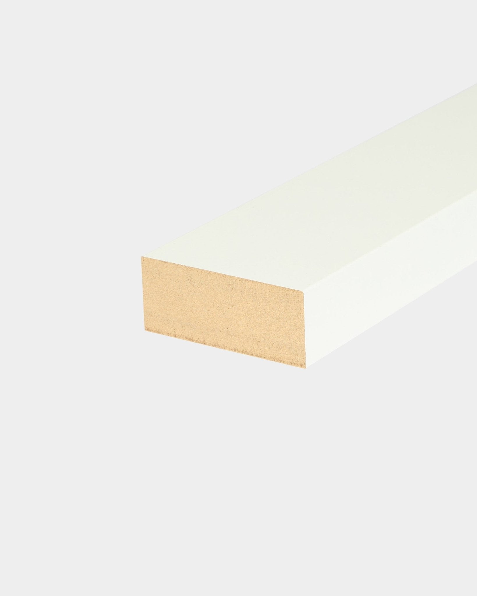 Lamelle d’extrémité WoodUpp Akupanel en Snow, bois blanc de 6,7 cm de large avec bord naturel, conçue pour la finition d’un cadre en MDF ou d’installations murales Panneau acoustique.
