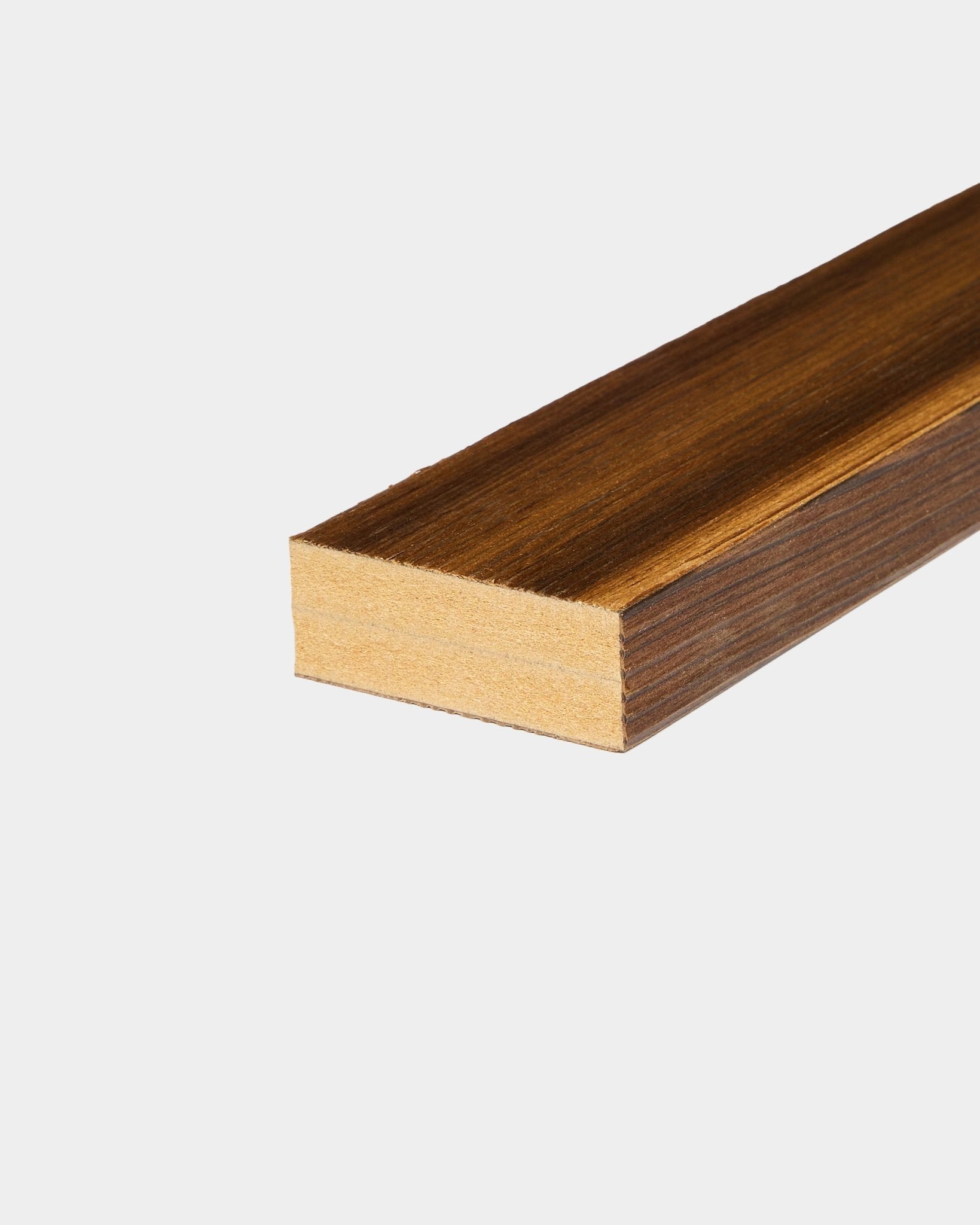 Lamelle d’extrémité WoodUpp en mélèze fumé rustique (6,7 cm), conçue pour une intégration sur cadre MDF ou une finition de bord mural, présentée sur fond blanc uni.