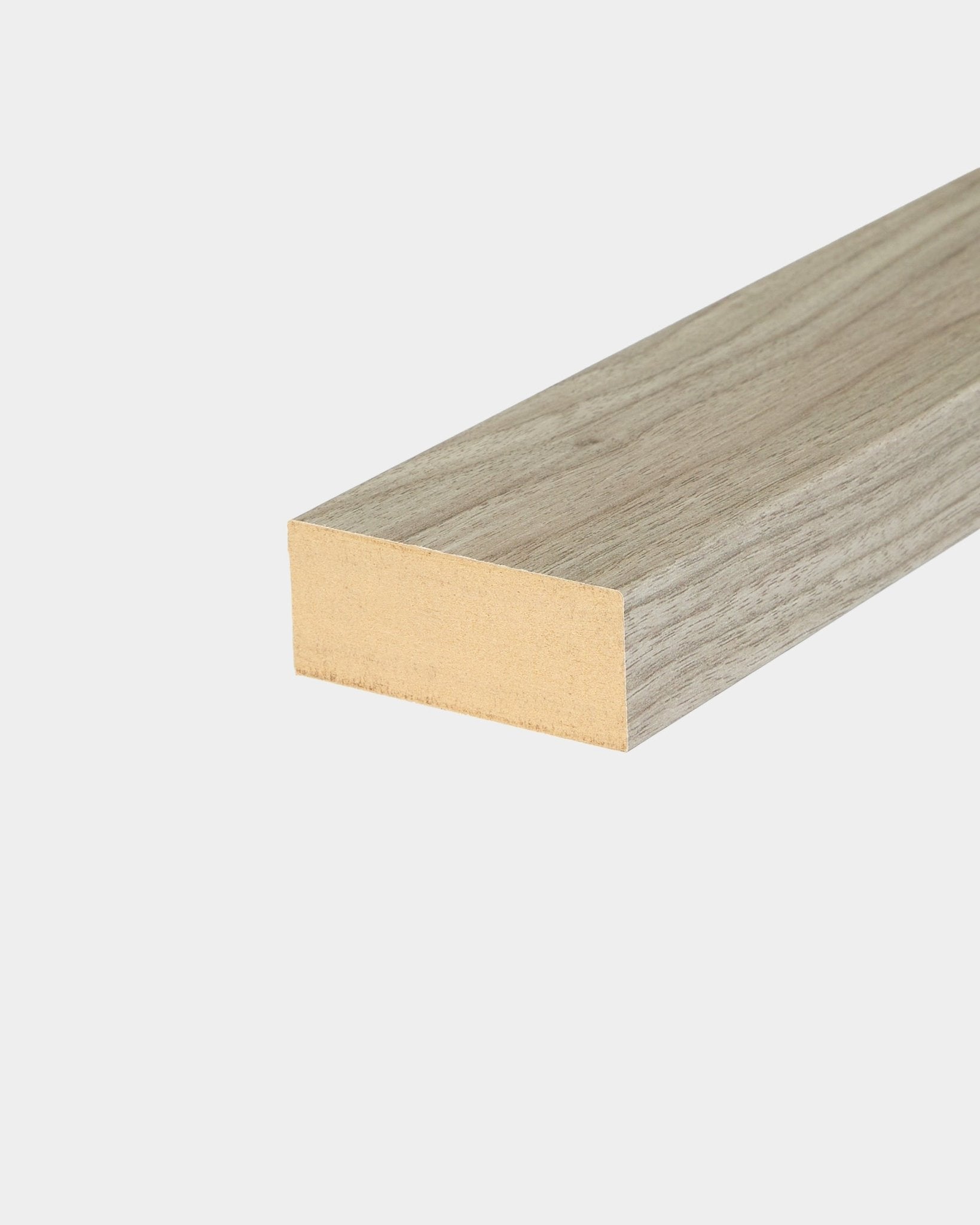 Lamelle d’extrémité en chêne vieilli (6,7 cm) pour installations WoodUpp Akupanel Panneau acoustique, adaptée comme finition pour murs à panneaux Nordic ou systèmes de panneaux à lattes.