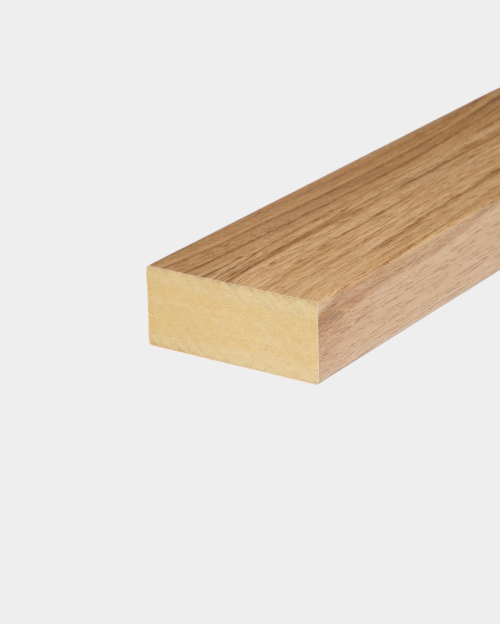 Lamelle de finition WoodUpp en noyer anglais, largeur 6,7 cm ; compatible avec les panneaux acoustiques en bois Akupanel ou les installations de panneaux muraux à lattes Nordic.