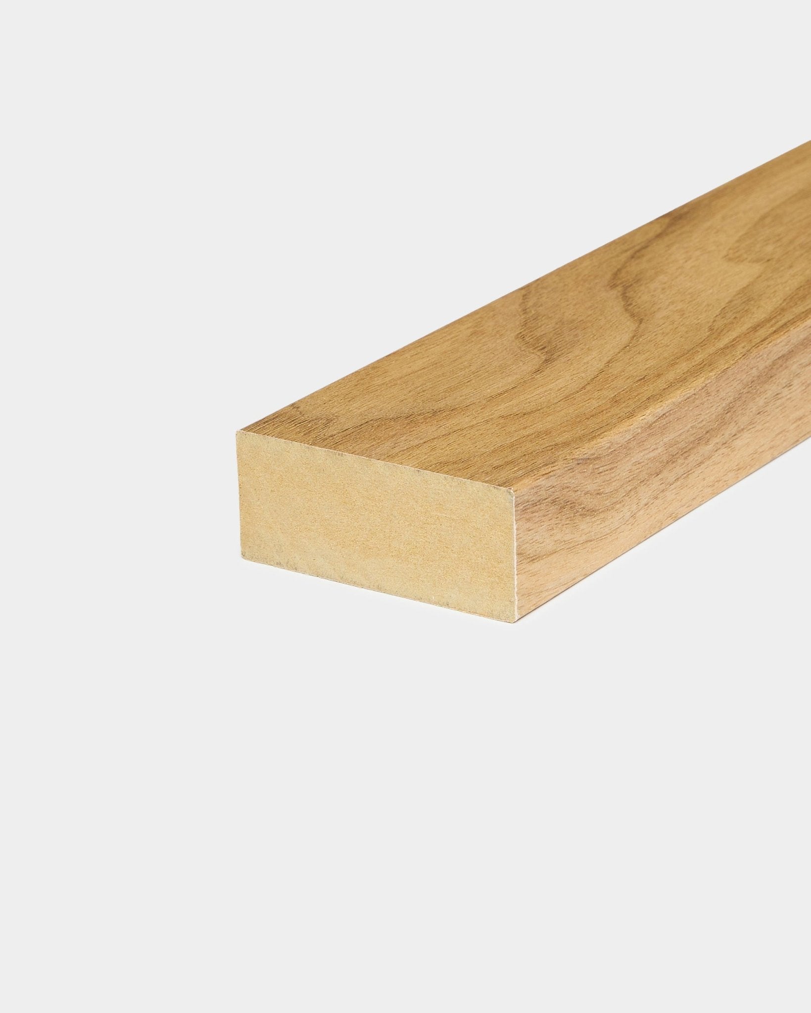 Lamelle d’extrémité de la collection WoodUpp CREATE en chêne anglais (6,7 cm), accessoire pour les cadres MDF ou les murs Panneau acoustique, présentée sur un fond blanc uni.