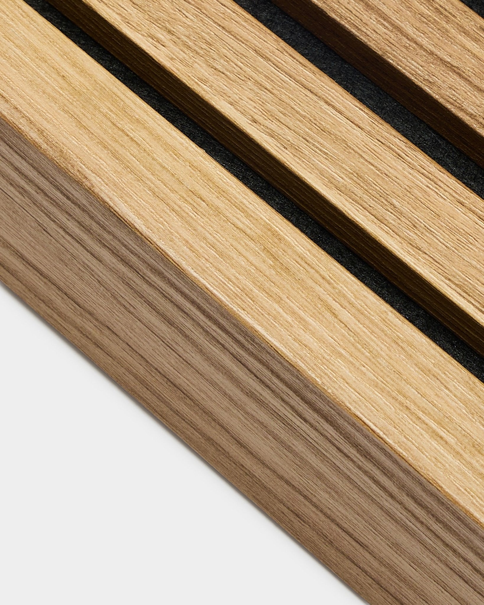 Gros plan sur la lamelle d’extrémité WoodUpp Akupanel en chêne anglais (6,7 cm), avec des lattes acoustiques parallèles et la texture veinée natural wood.