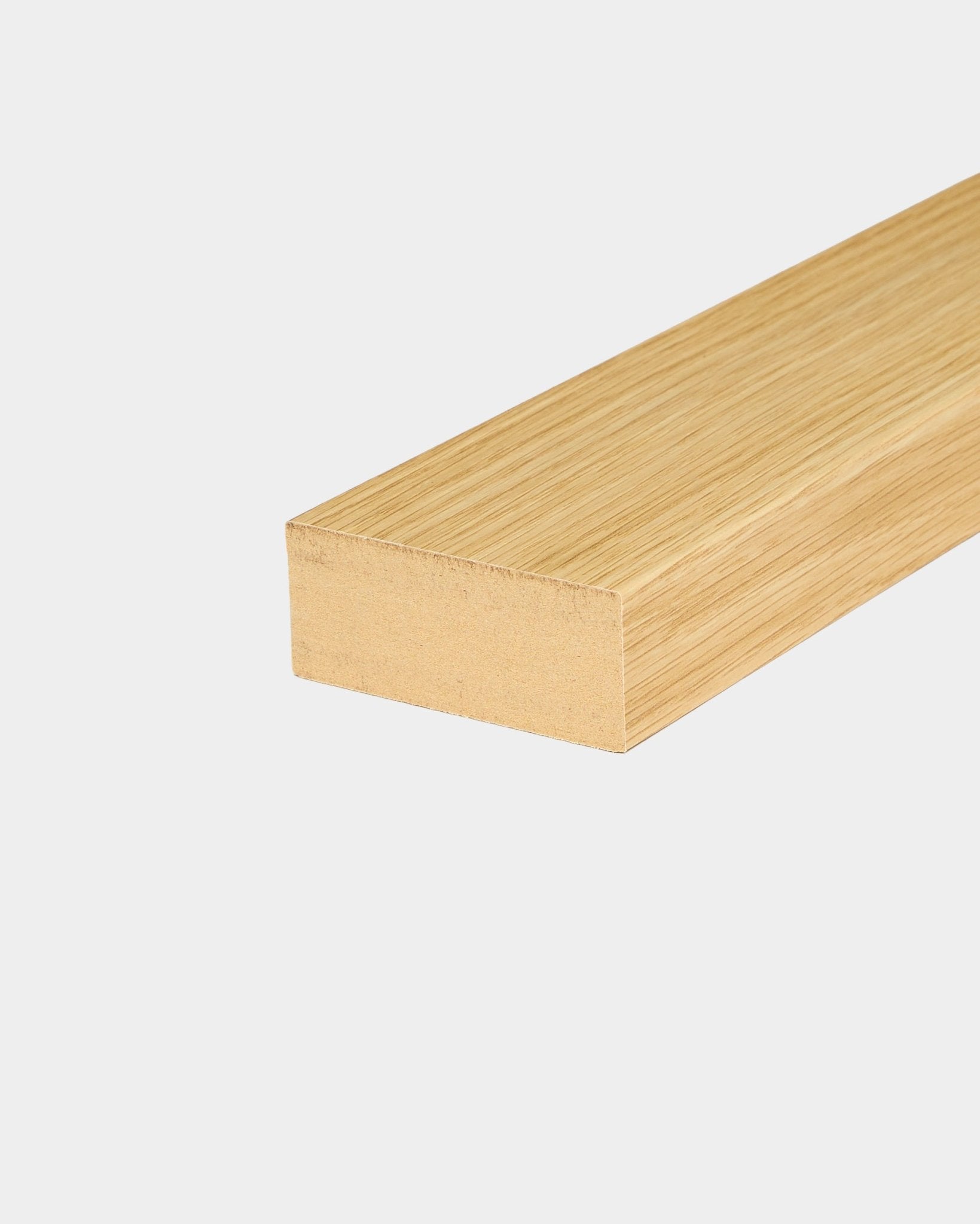 Lamelle d’extrémité WoodUpp en chêne Southern Oak, 6,7 cm de large, conçue pour une installation Akupanel Panneau acoustique ou comme cadre en MDF sur des murs à panneaux.