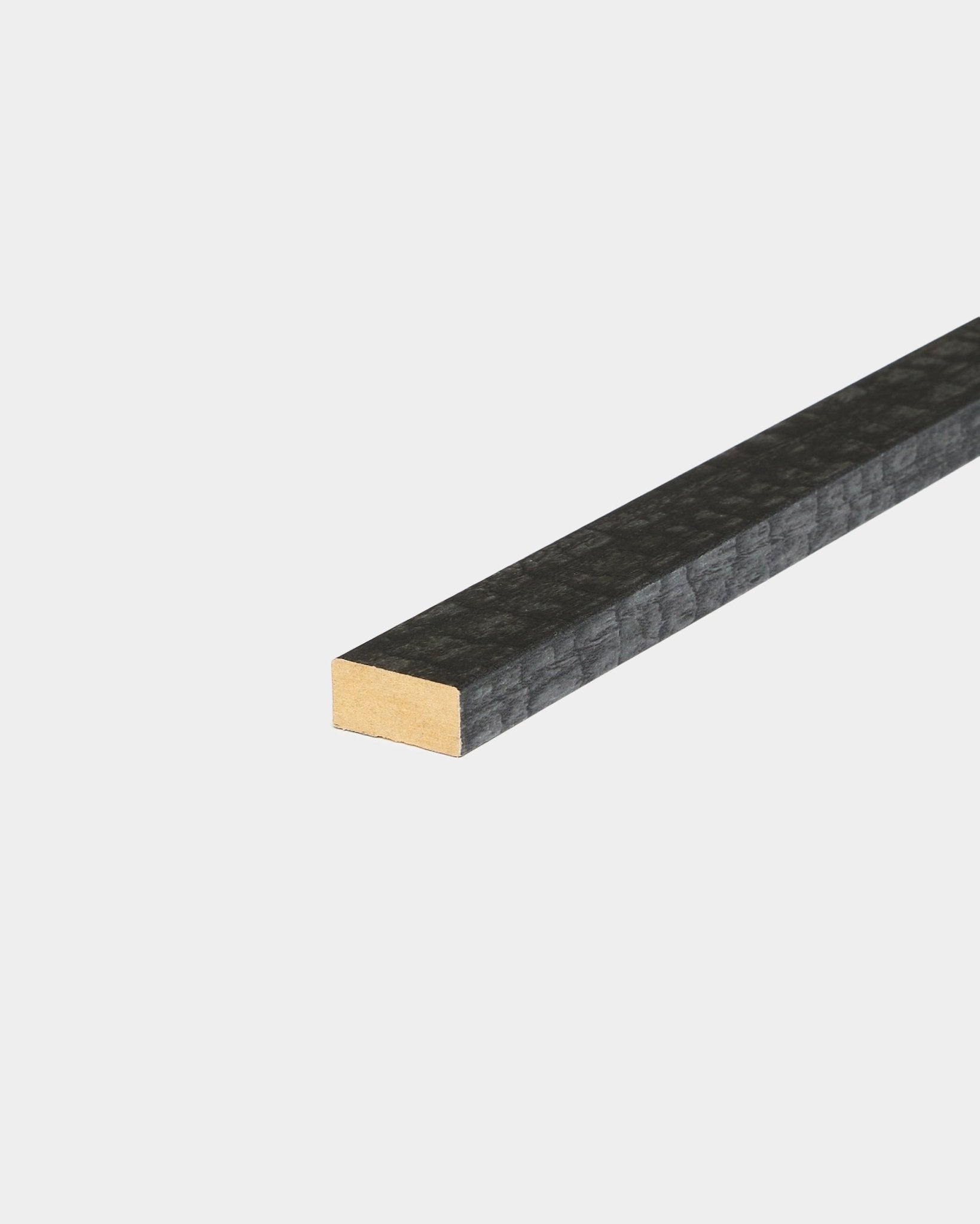 Accessoire WoodUpp Akupanel — latte Lamella charbon, 240 cm ; conçu pour les finitions de bord ou le remplacement de lattes sur des fonds clairs dans les panneaux acoustiques Nordic.