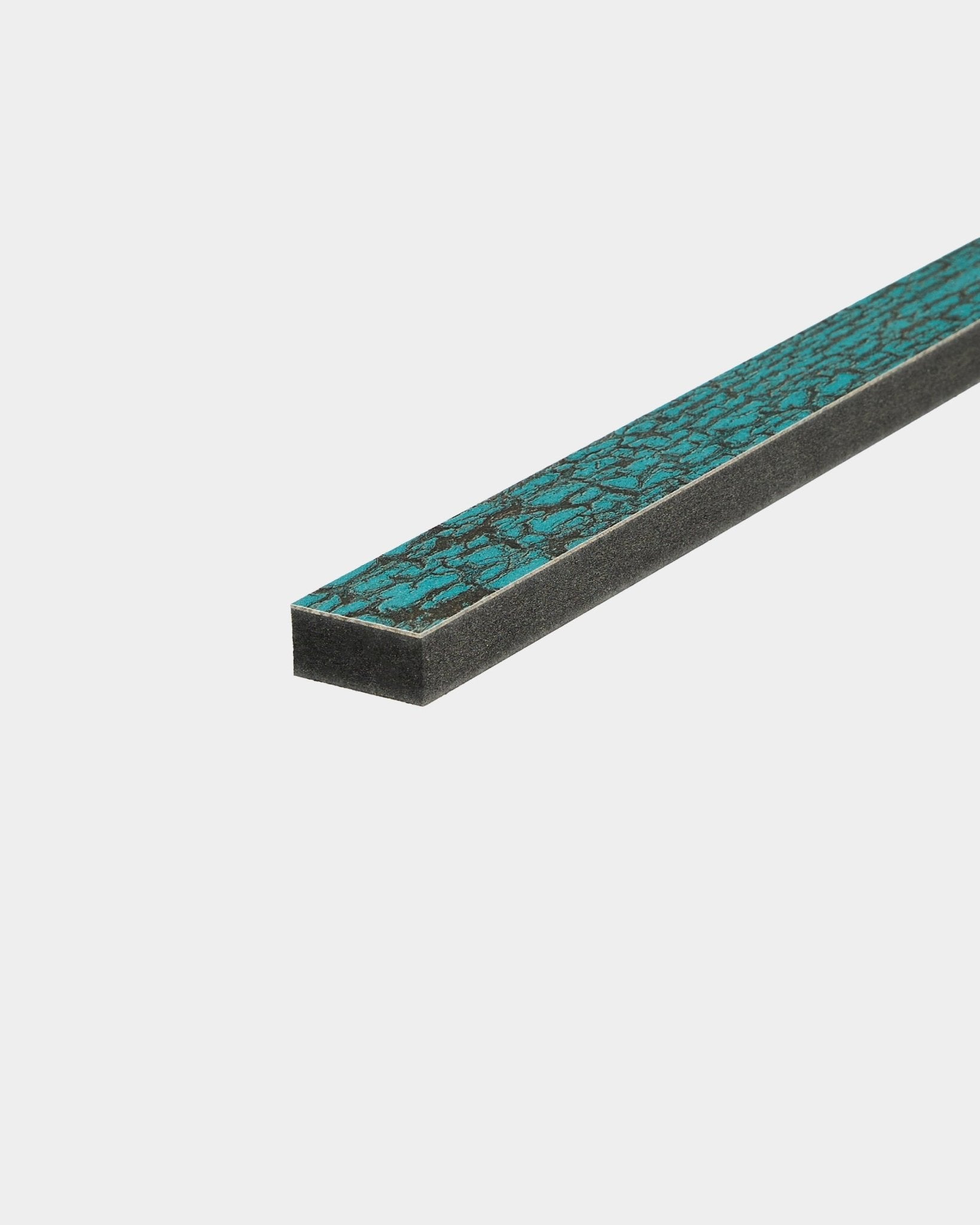 Gros plan sur la lamelle WoodUpp en bleu oxyde, longueur 240 cm, accessoire acoustique en bois nordique pour une finition précise des bords ou le remplacement de lattes Akupanel.