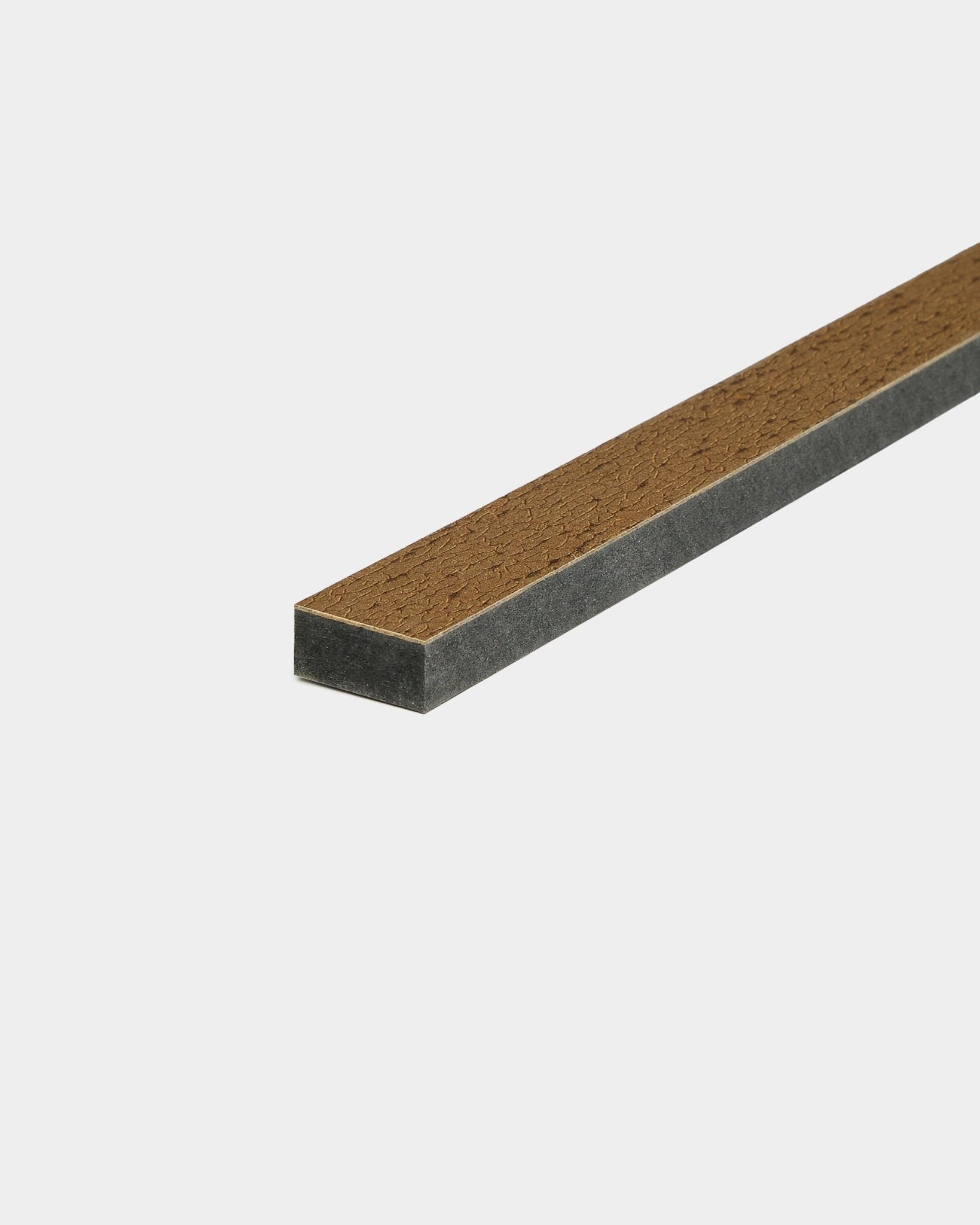 WoodUpp Lamella / Oxide Copper latte de 240 cm, accessoire Panneau acoustique avec dessus brown et côtés gris foncé, conçu pour une finition précise des bords.