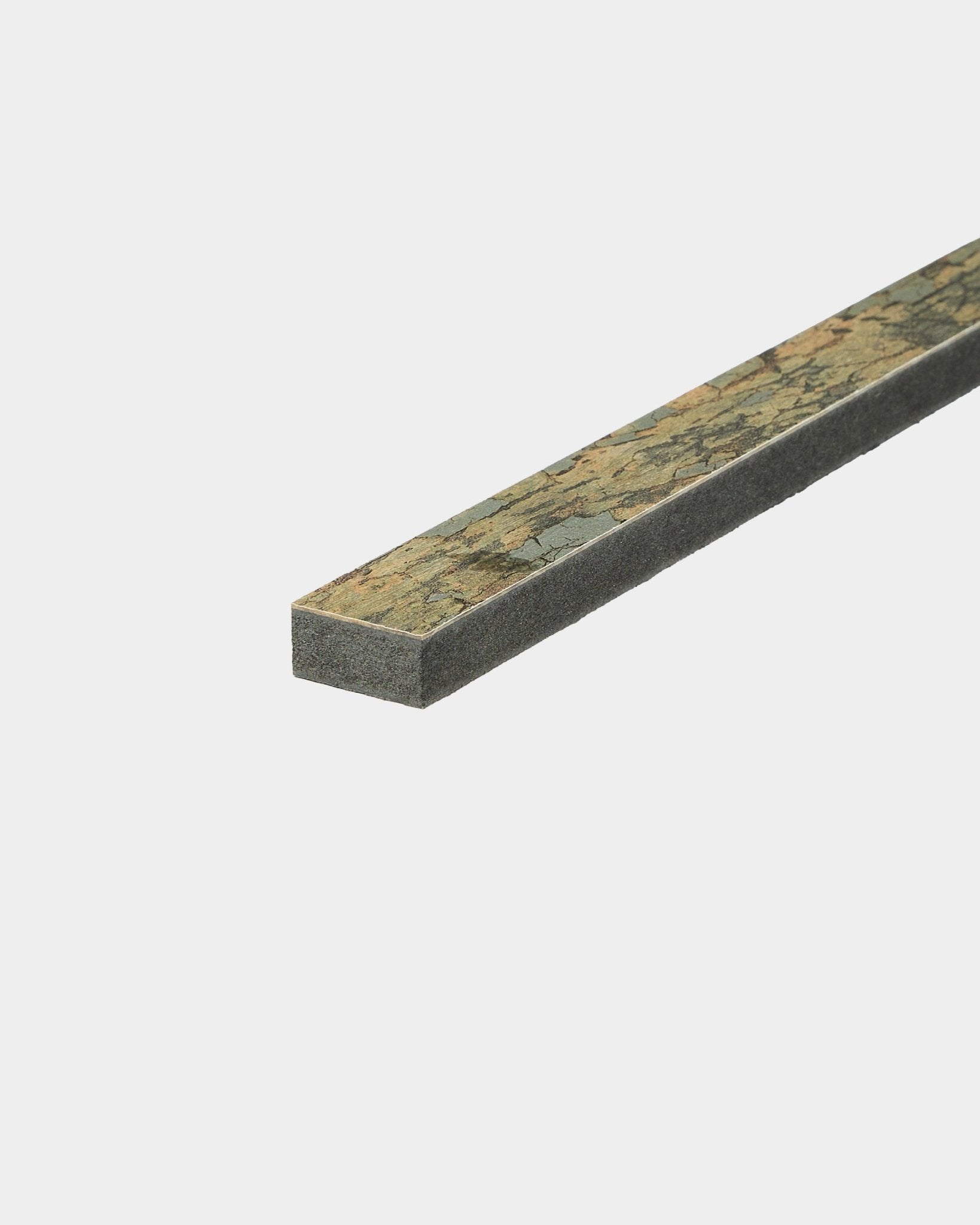 La lamelle WoodUpp Akupanel en Oxide Grey, longueur 240 cm, présente une surface texturée et un design nordique minimaliste, sur fond blanc uni.