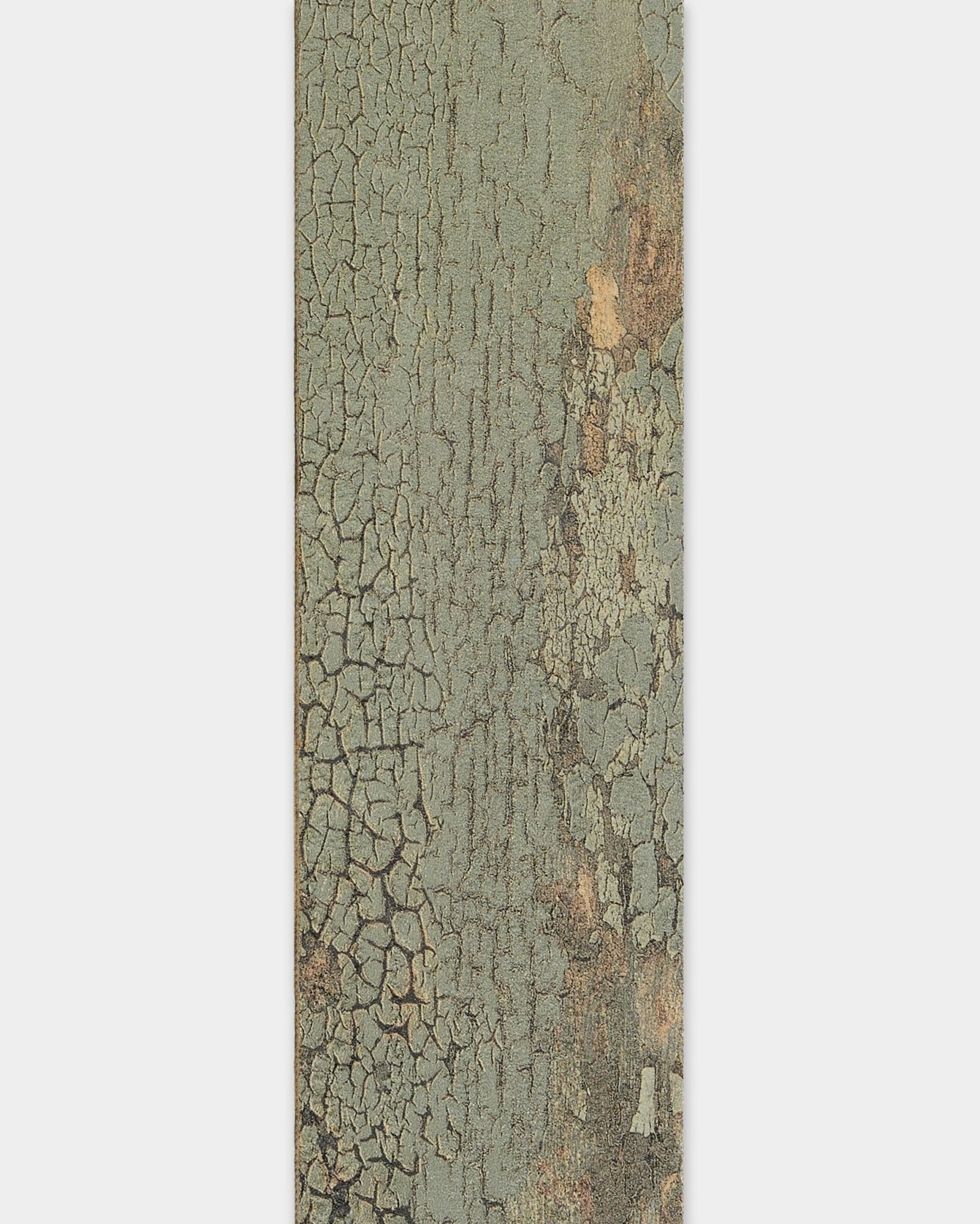 Gros plan sur une texture de bois oxide grey patinée, adaptée aux finitions de bord WoodUpp Akupanel ou aux lamelles de remplacement au format 240 cm.