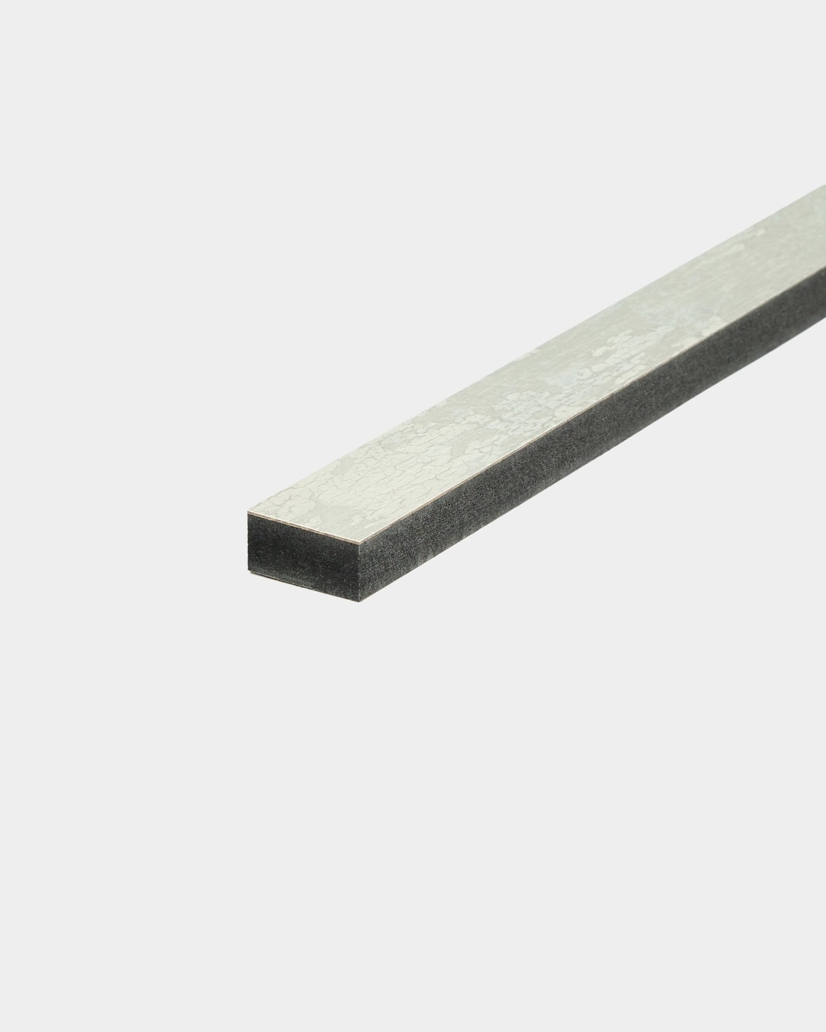 WoodUpp Akupanel Oxide White 240 cm, panneau acoustique à lattes avec couche supérieure métallique et face inférieure en mousse foncée, présenté sur un fond blanc uni.
