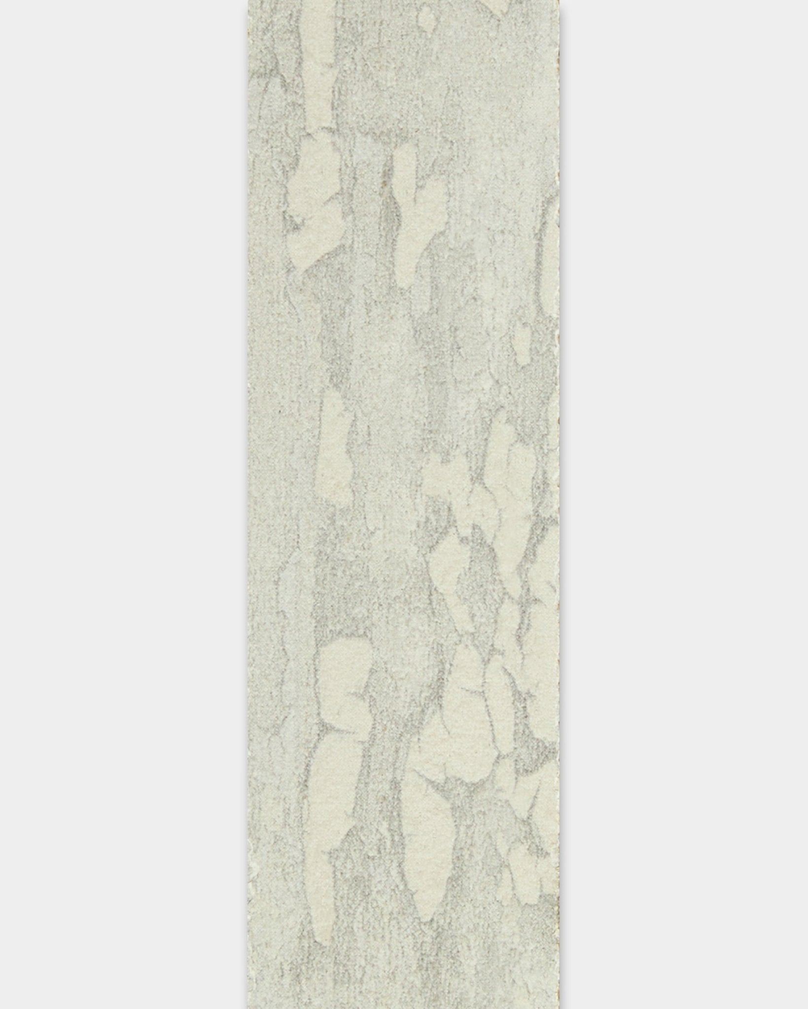 WoodUpp Lamella / Oxide White 240 cm Panneau acoustique, avec une finition texturée abstraite rectangulaire gris pâle et blanc cassé, rappelant la pierre naturelle.