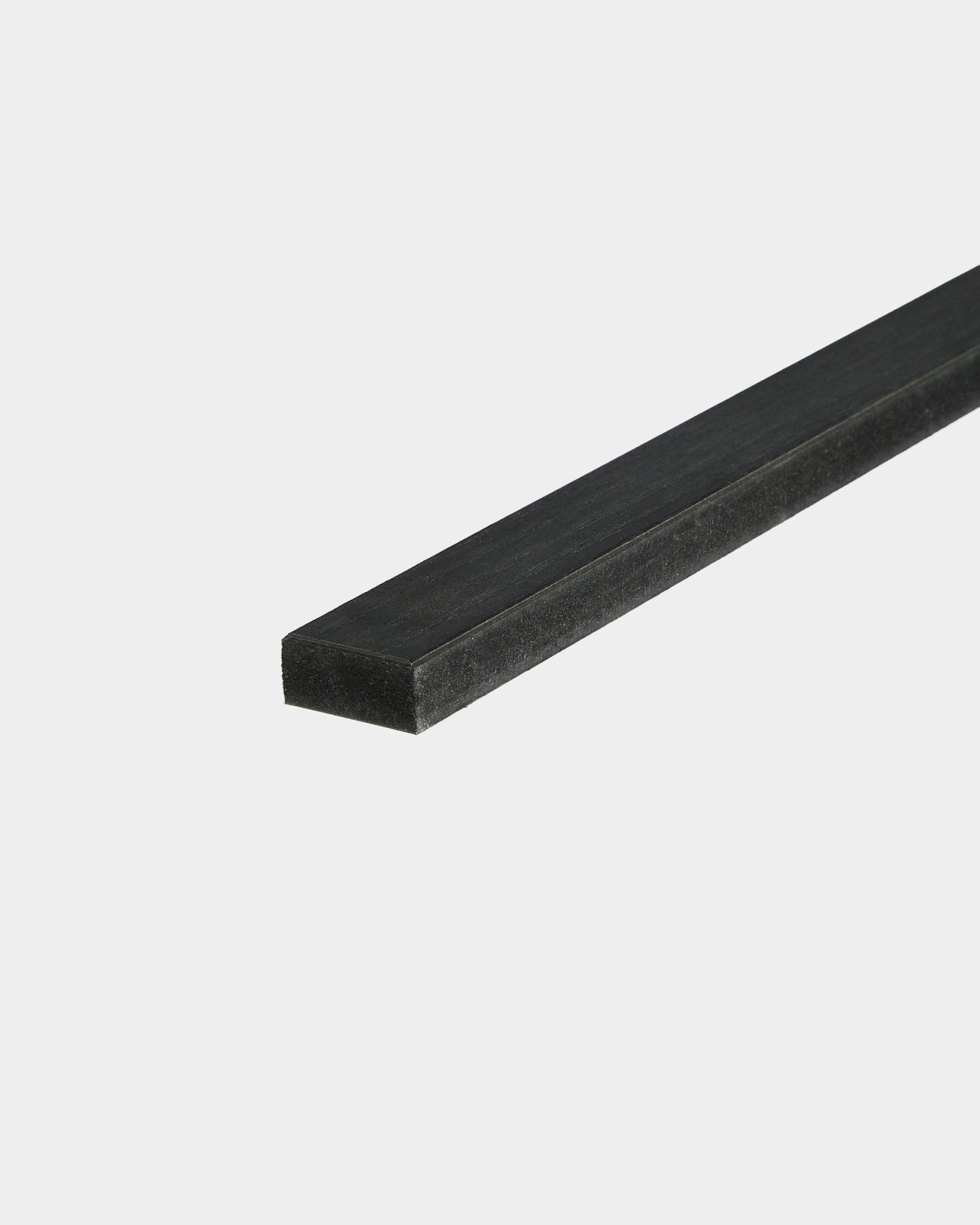 WoodUpp Lamella en frêne Black, 240 cm — une lame plate black pour le remplacement de lattes Akupanel ou les finitions de bordure — présentée sur fond blanc.