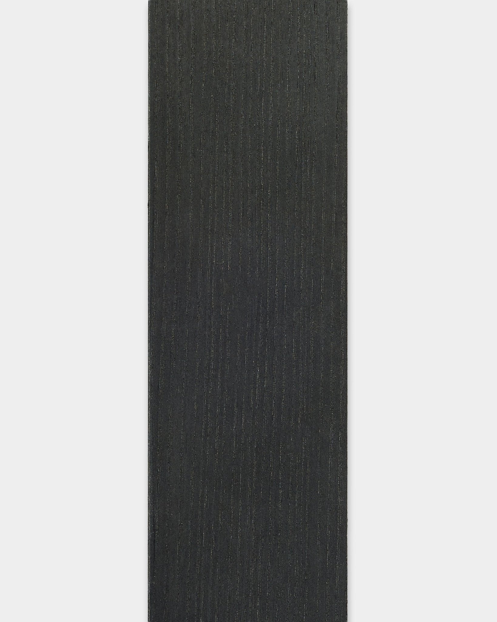 Tapis de yoga Lamella rectangulaire en frêne black de WoodUpp, long de 240 cm, avec de fines lignes texturées et des bords inspirés des panneaux acoustiques en bois Akupanel.