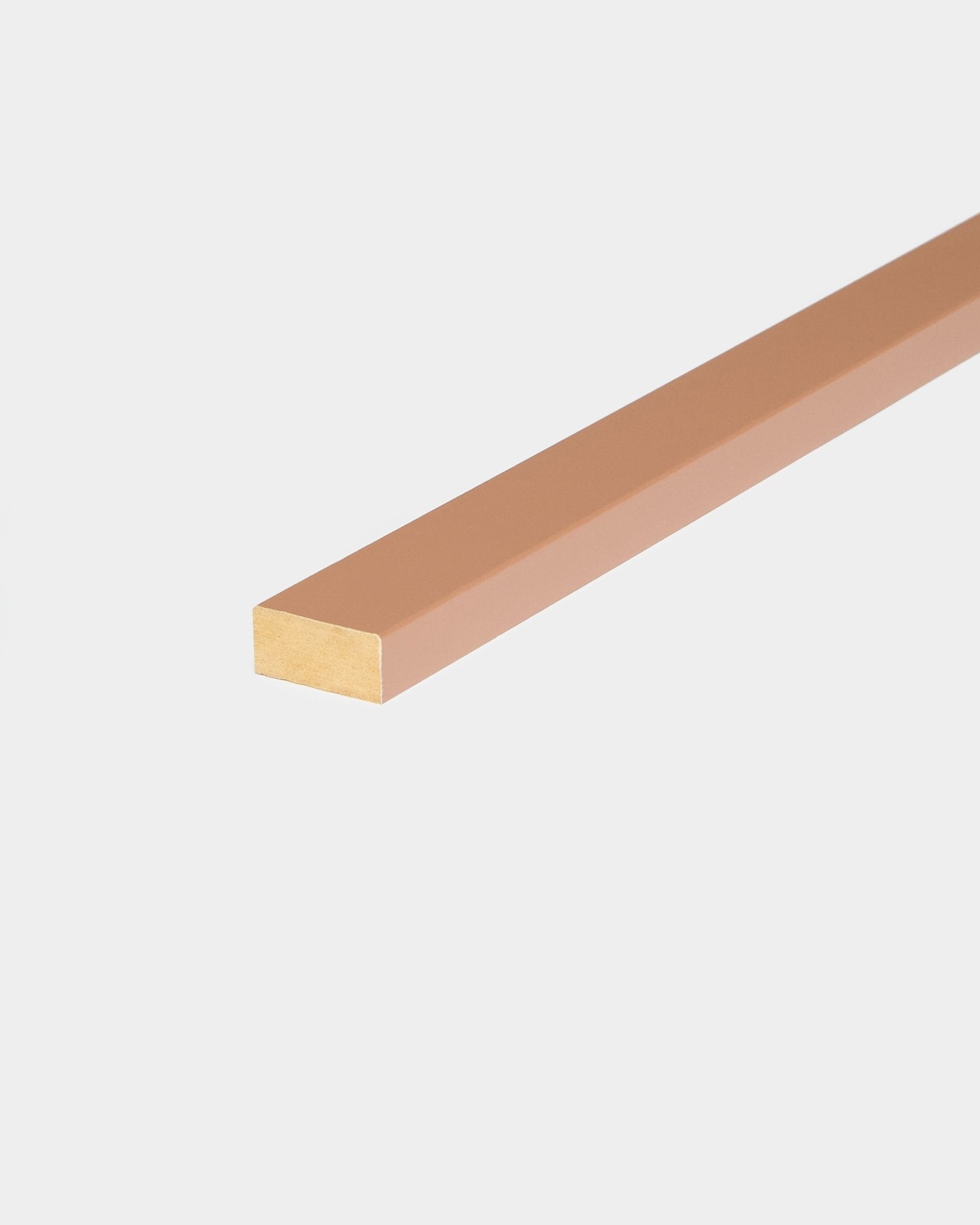 Lamelle WoodUpp finition argile, longueur 240 cm, présentée comme accessoire de pose pour la finition des bords ou comme lamelle de remplacement pour les panneaux acoustiques en bois Akupanel.